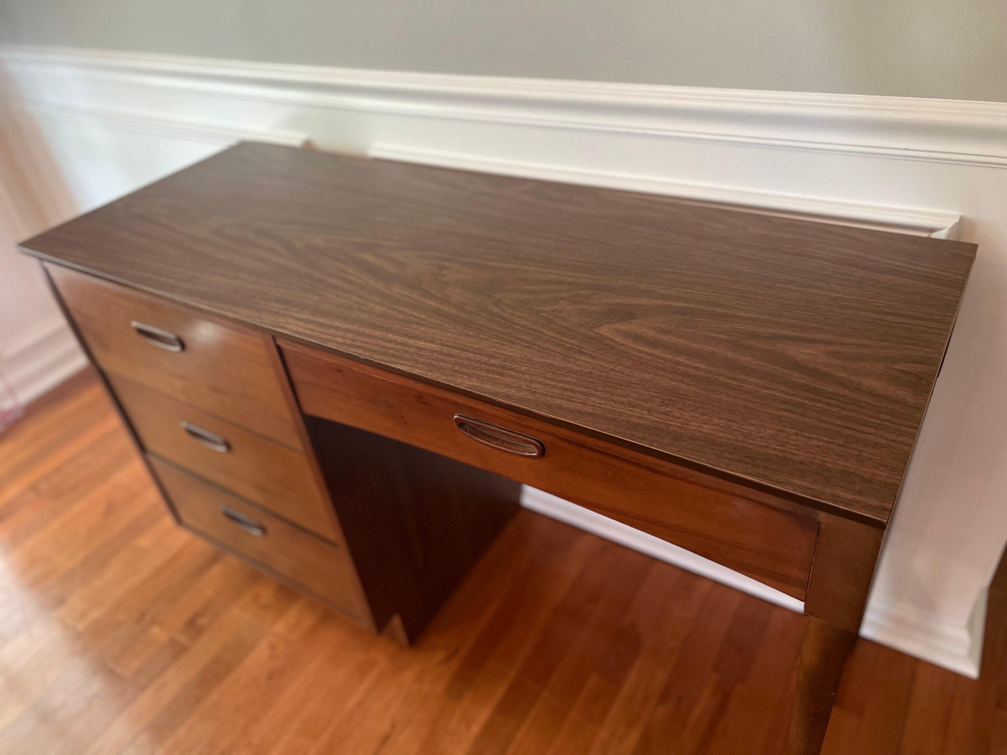 Lane Vintage Mid-Century Modern Walnut Desk For Sale 2