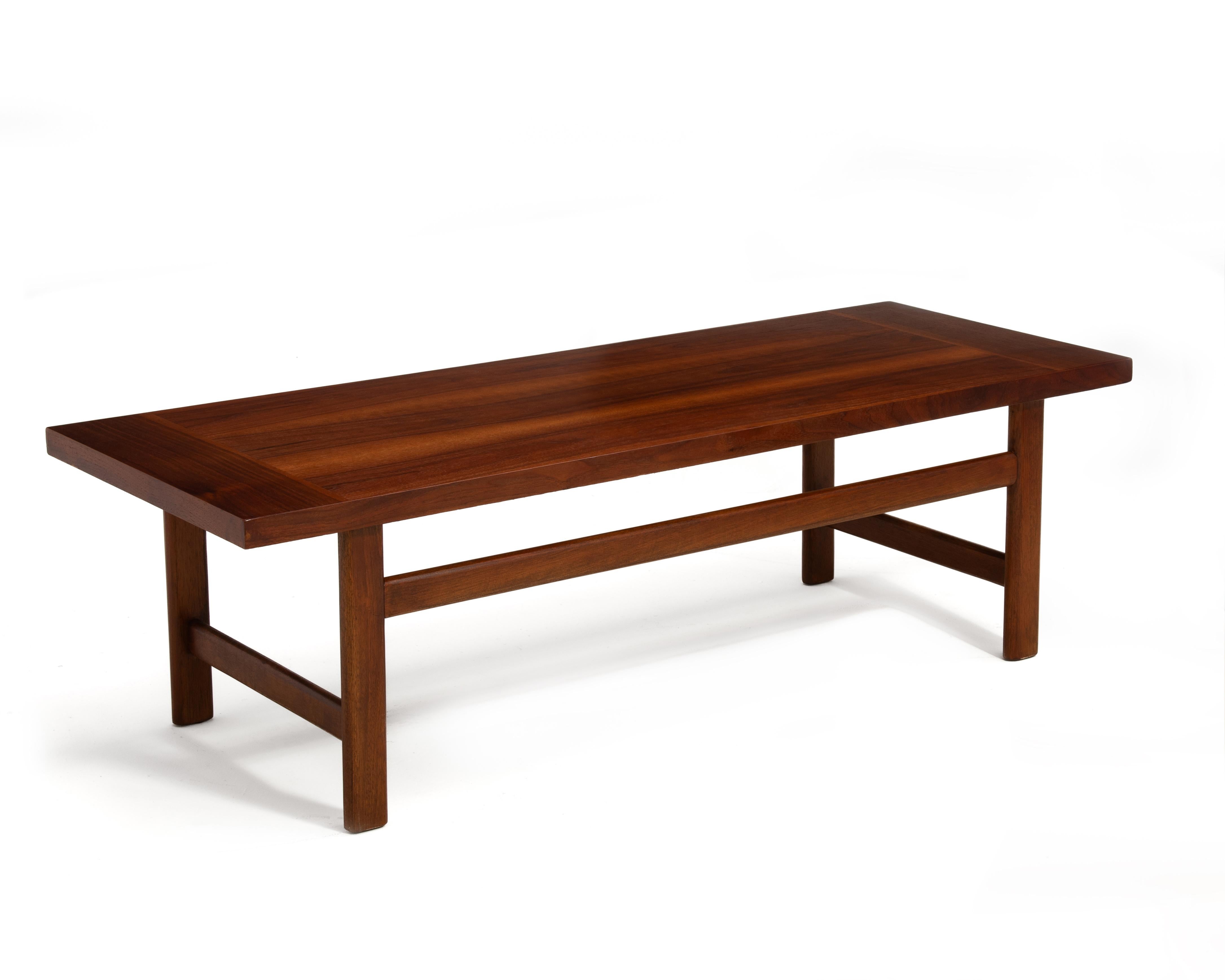 Bois Lane Maid s Table Cocktail Tables en noyer anciennement restaurée en vente