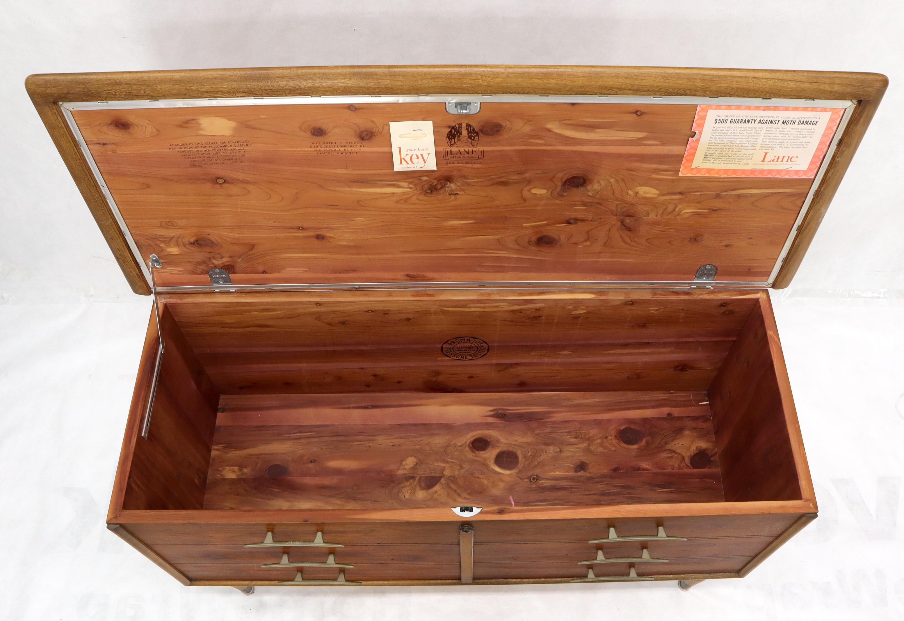 Lane Walnut Dovetail Mid-Century Modern Cedar Hope Chest Trunk In Good Condition In Rockaway, NJ