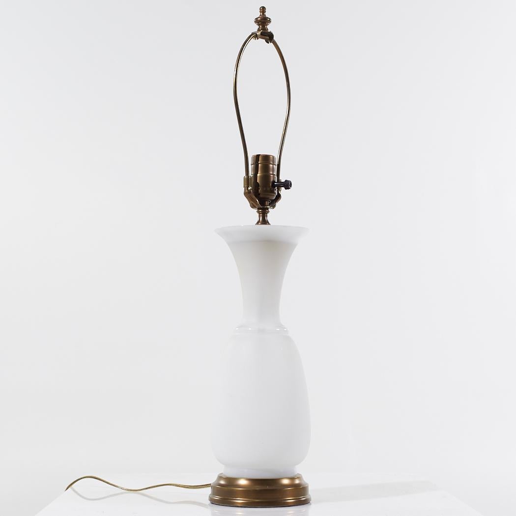 Lang Levin Studios, Tischlampe aus weißem Glas (21. Jahrhundert und zeitgenössisch) im Angebot