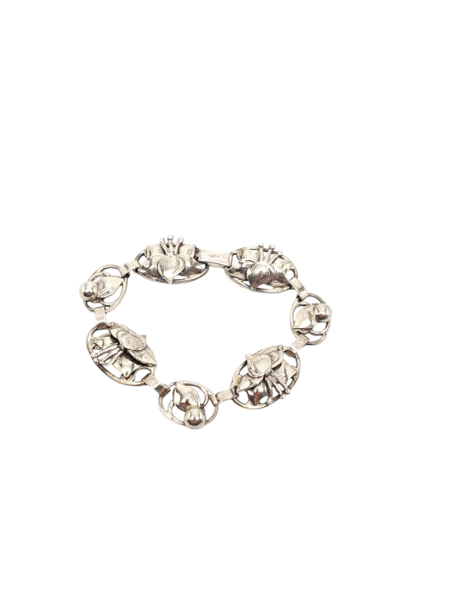 LANG Sterling Silver Oval Link Floral Bracelet-

This lovely bracelet by Lang is meticulously crafted in sterling silver with a floral design.

Size: 7 in. x 0.6 in.

Stamp: LANG STERLING

Weight: 11.9 dwt / 18.6 gr.

Very good condition,