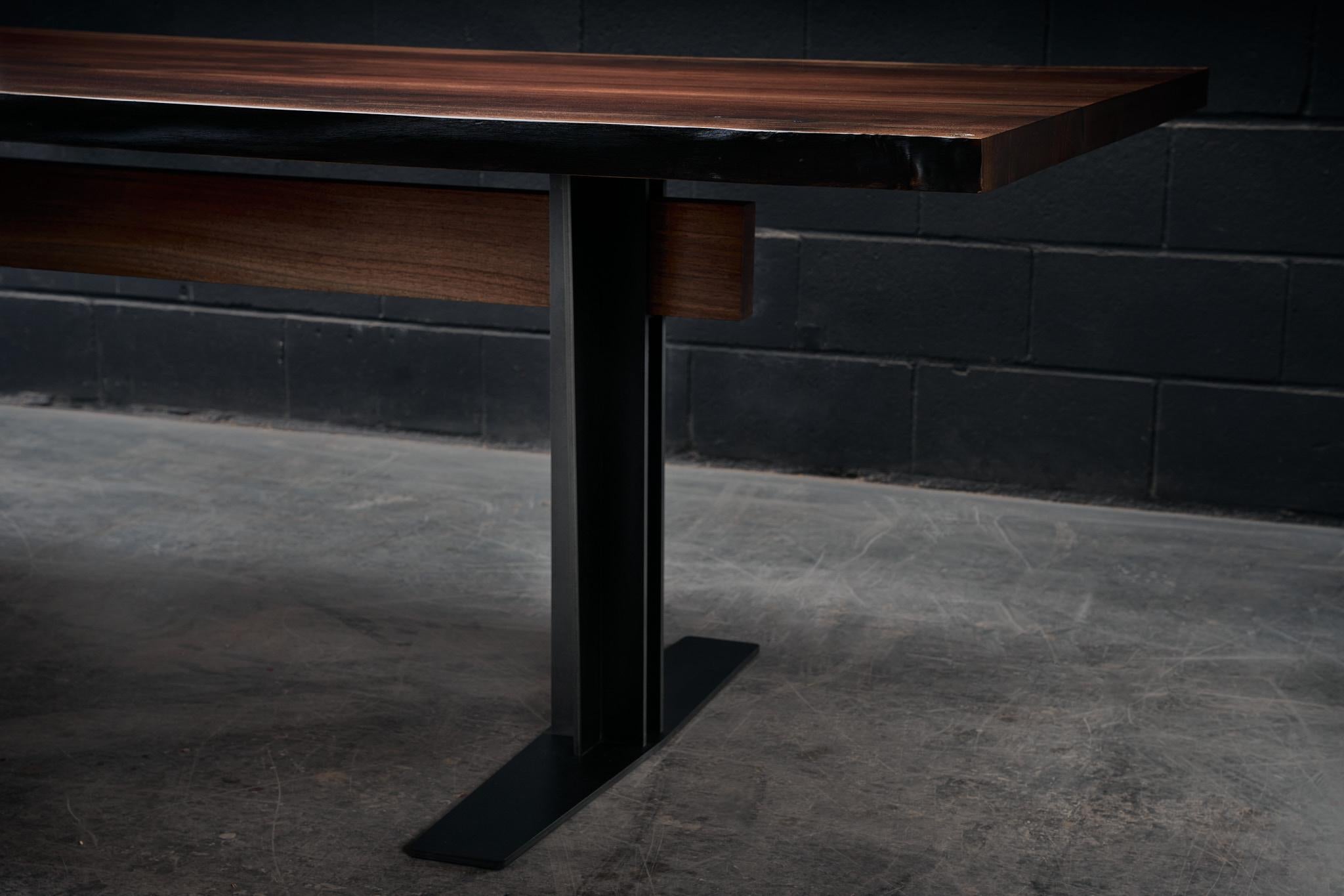 Moderne Table de salle à manger Langford Live Edge, par Ambrozia, dalle de noyer noir, noircie à la main en vente