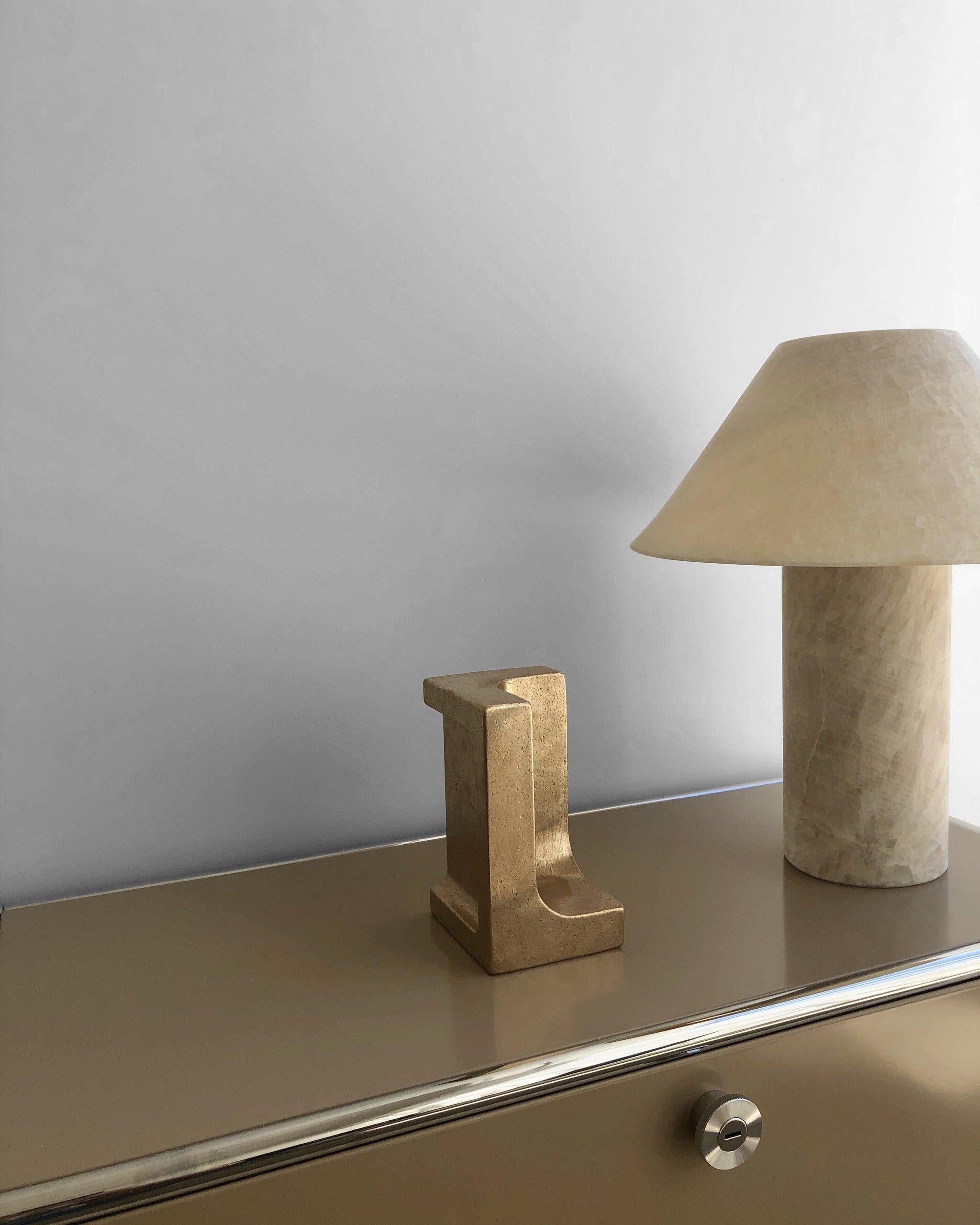 Postmoderno Fermalibri in bronzo a forma di L Contemporary di Henry Wilson in vendita