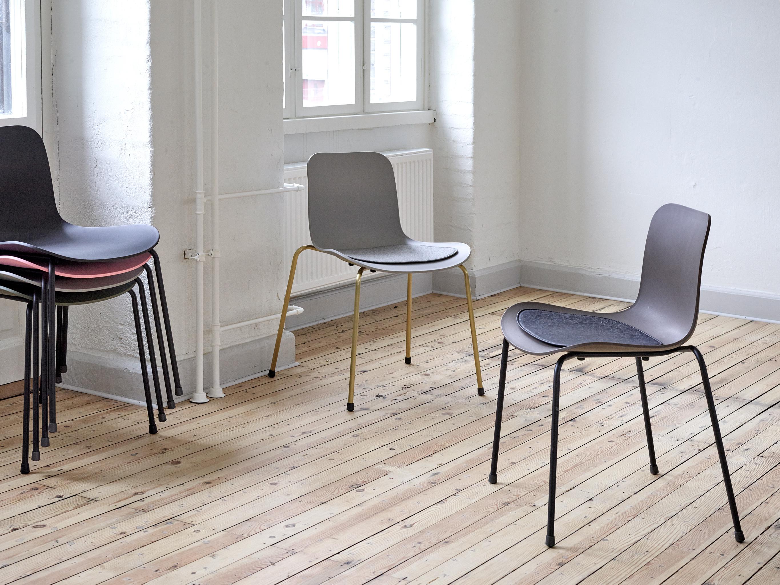 Langue Steel Chair by NORR11
Dimensions: D 52 x W 58 x H 79 cm. SH 47.
Materials: Steel, polypropylene and upholstery.
Upholstery: Barnum Bouclé Col. 11.

The legs are made of steel. The seating shell is made of Polypropylene. Soft upholstery: 3 cm