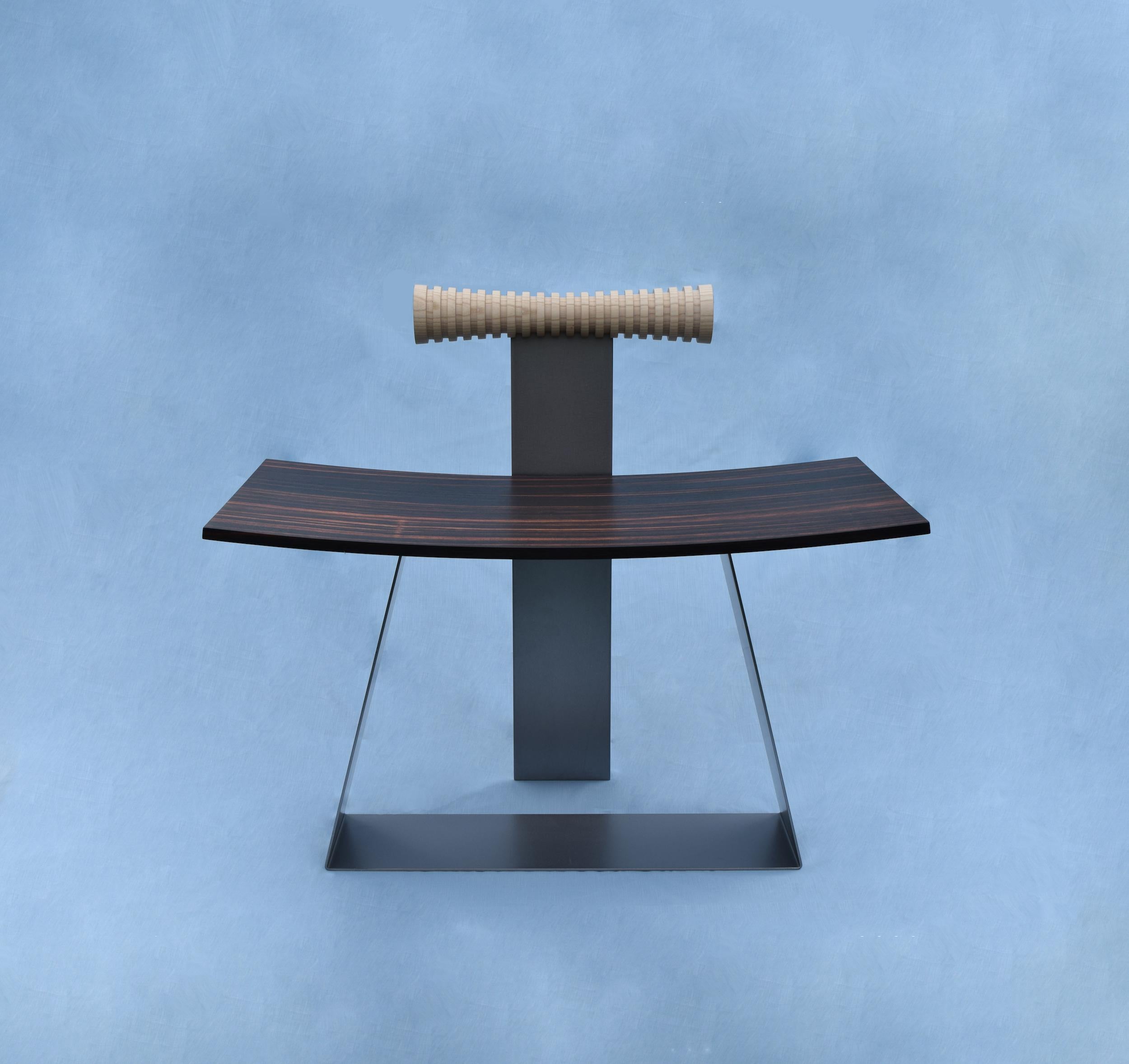 Moderne Chaise sculpturale contemporaine en ébène Lāni par VUUV Works en vente