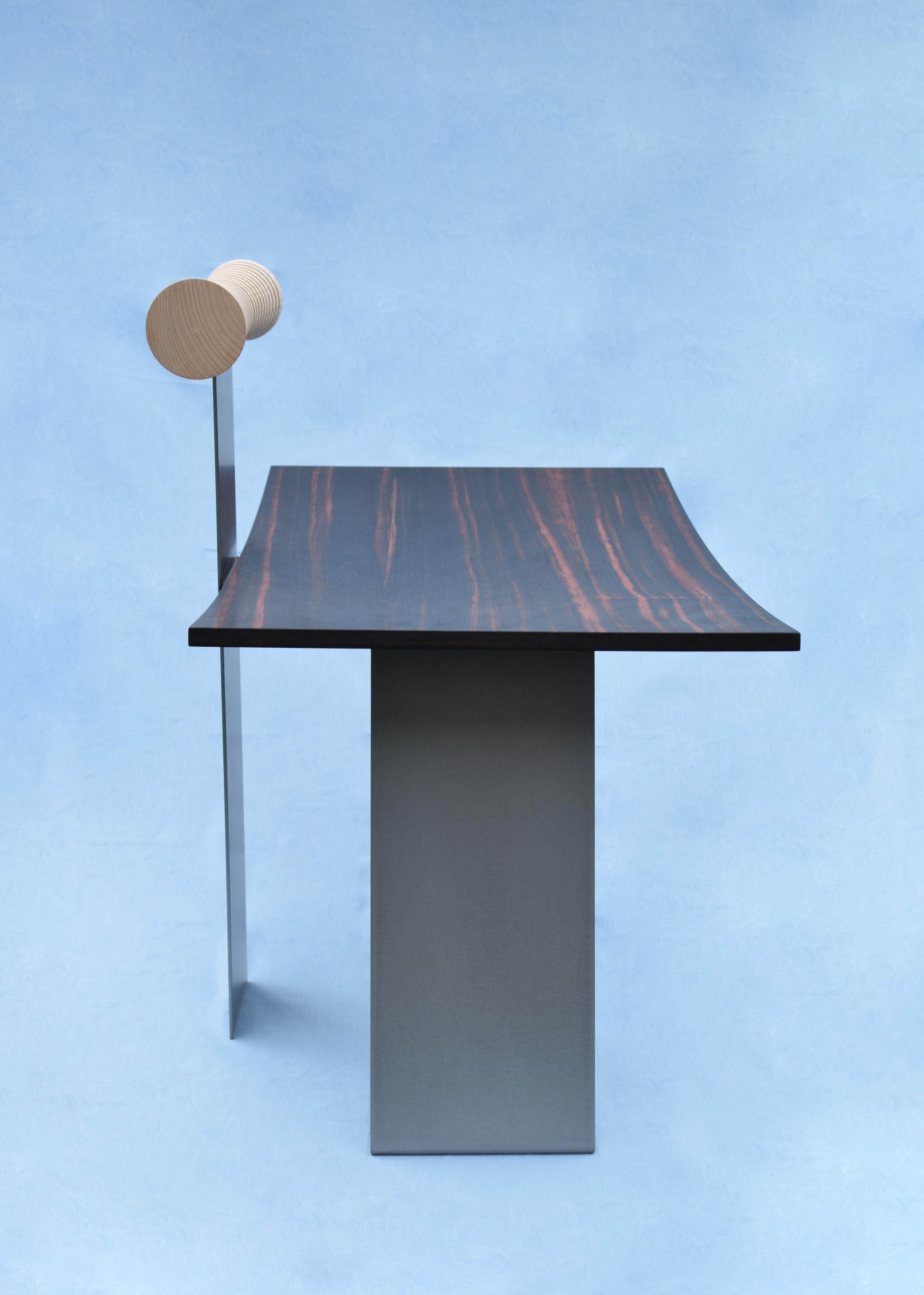 Hongrois Chaise sculpturale contemporaine en ébène Lāni par VUUV Works en vente