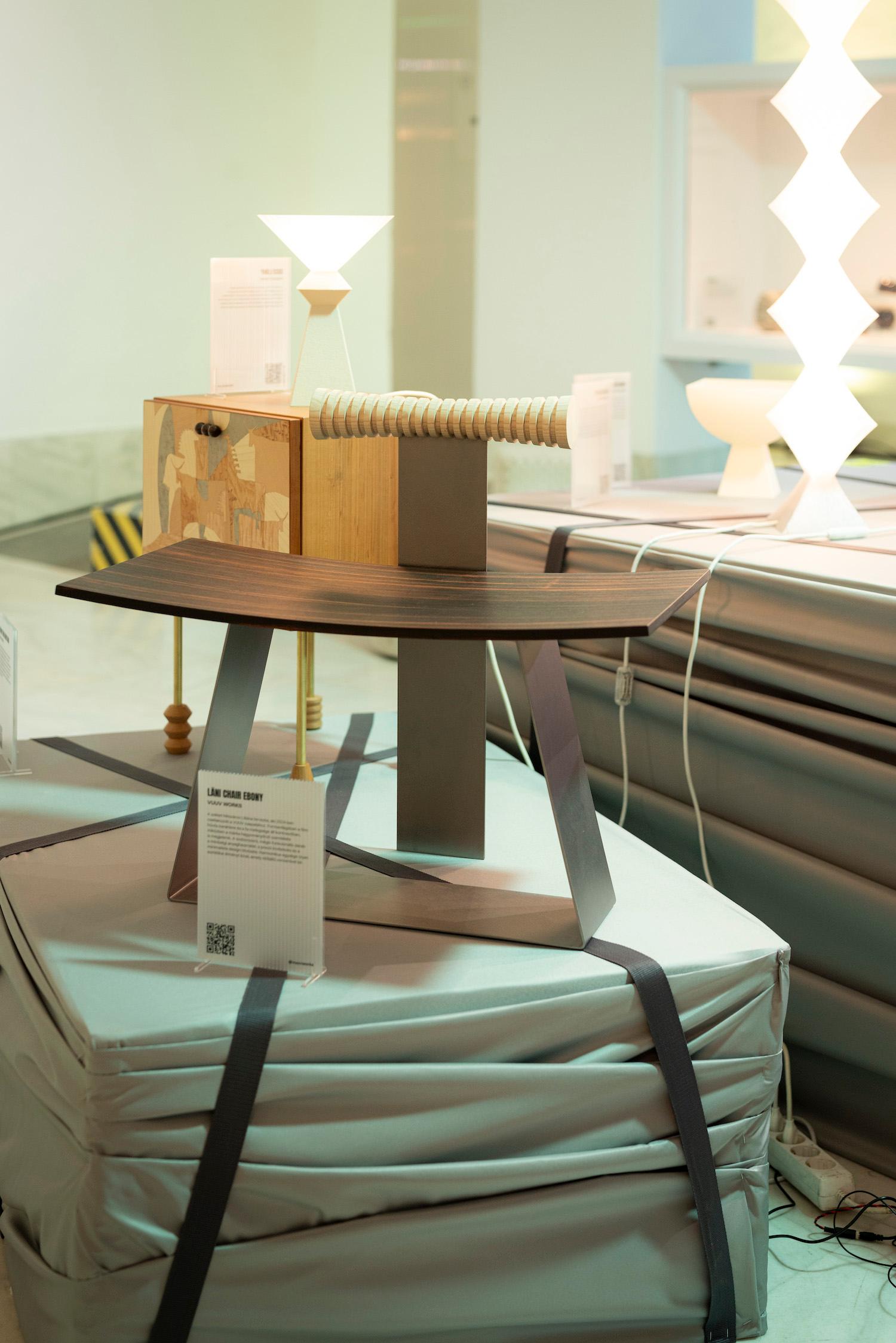 Tourné Chaise sculpturale contemporaine en ébène Lāni par VUUV Works en vente