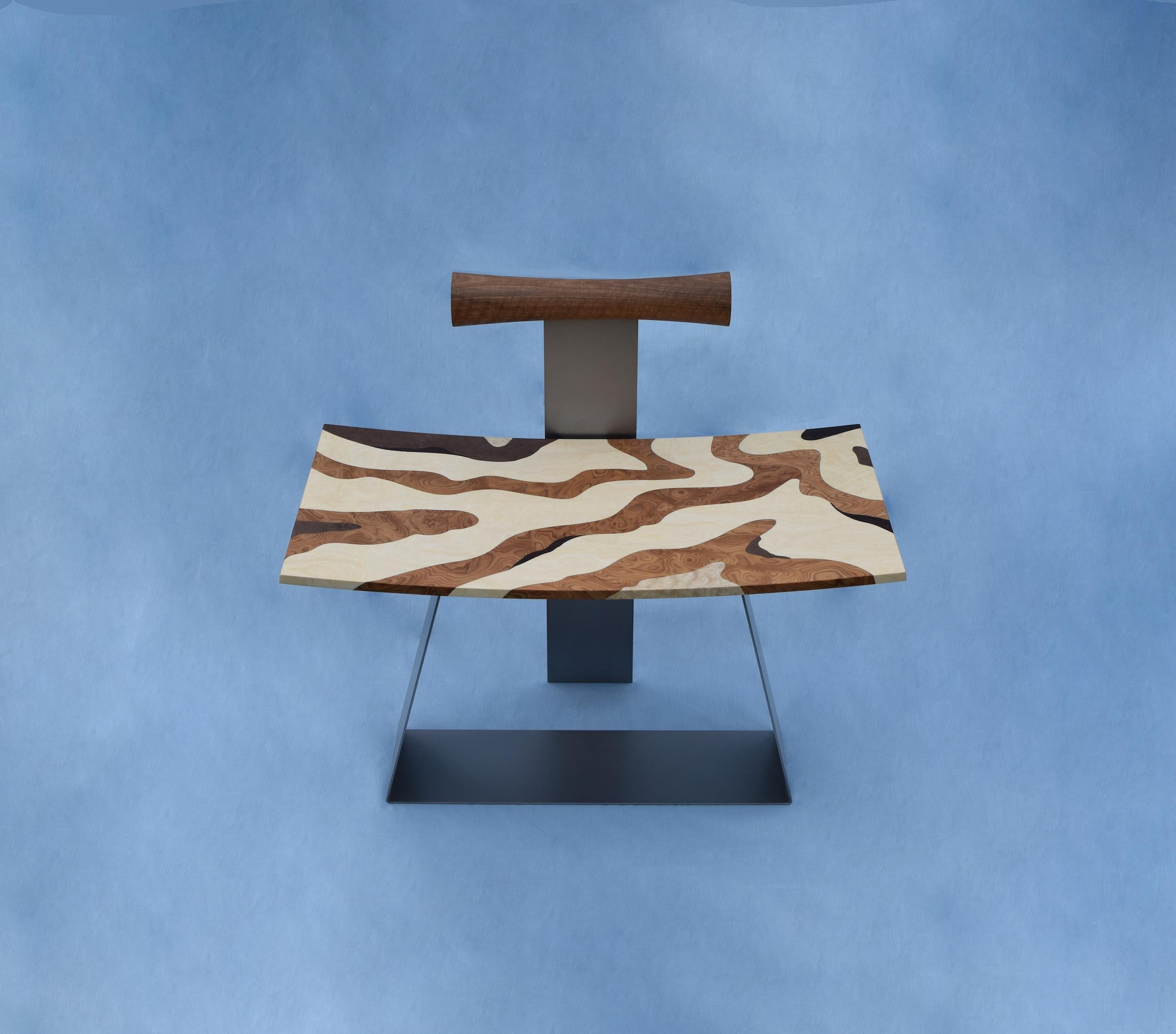 Chaise sculpturale contemporaine en ébène Lāni par VUUV Works Neuf - En vente à Székesfehérvár, HU