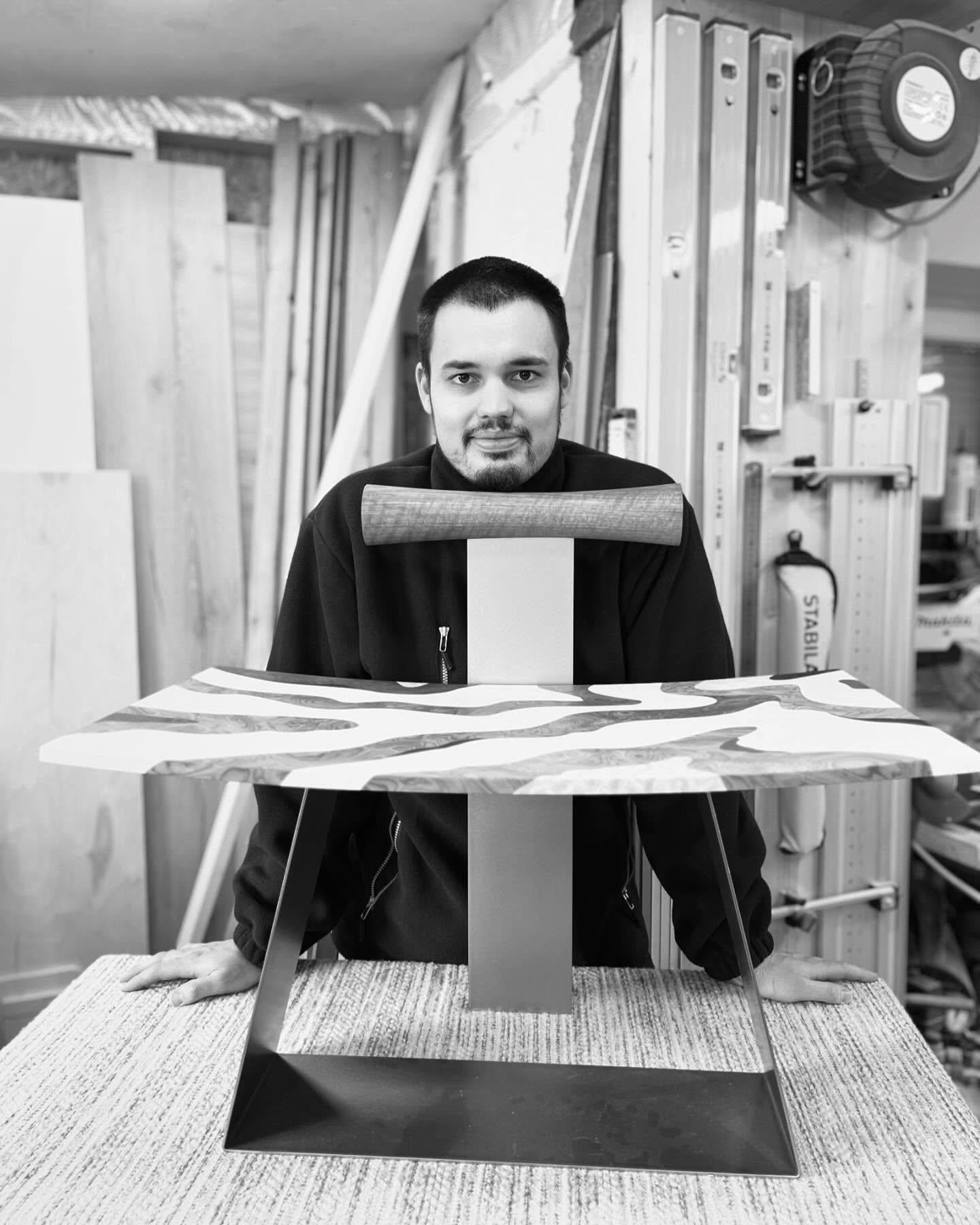 Acier Chaise sculpturale contemporaine en ébène Lāni par VUUV Works en vente