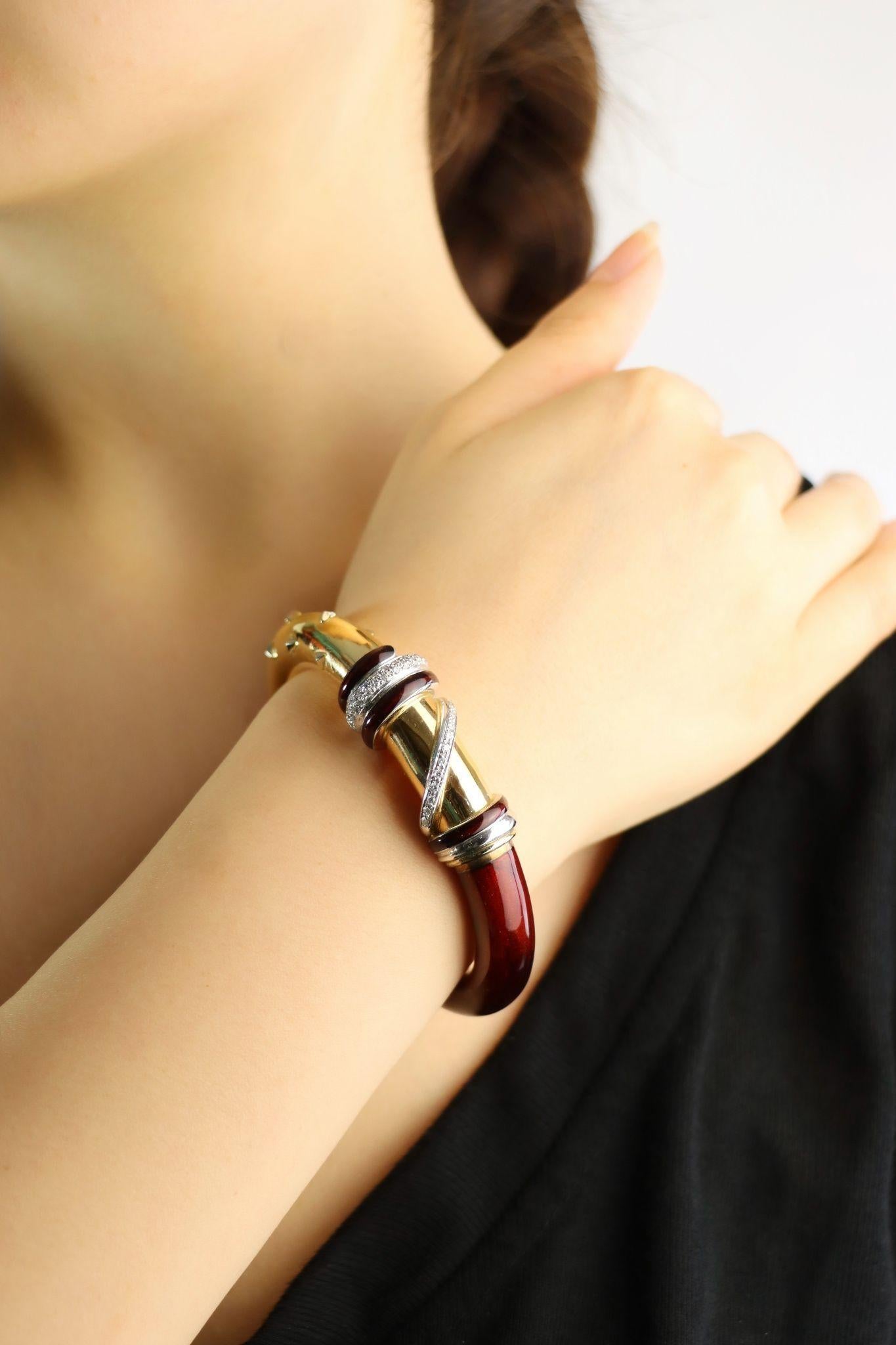 LaNouvelle Bague 18K Gold & Silber Emaille-Diamant-Armband

Markiert:
la NOUVELLE BAGUE
750 18K
925

Ungefähre Abmessungen:
16,3 cm (Länge) 
0,8 - 1,5 cm (Breite)
Ca. 0,4 Karat (Diamant)
50,5 Gramm Gewicht.

** Diamanten und Farbsteine werden so