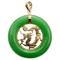 Lantau Drachenanhänger aus grüner Jade-Donutholz mit 14 Karat massivem Gelbgold