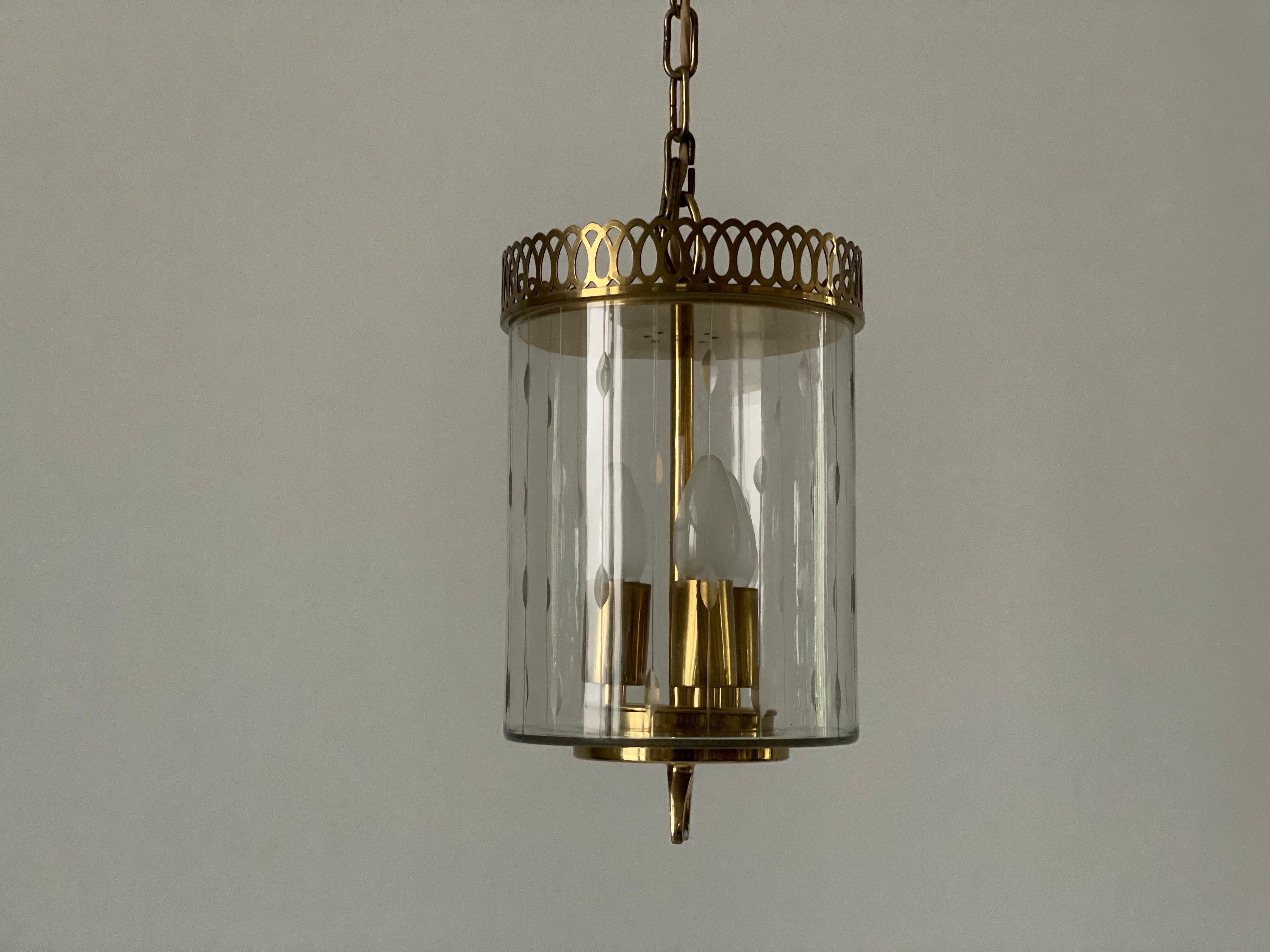 Lampada da soffitto a lanterna in vetro e ottone in stile Art Déco, anni '50, Italia

Il paralume è in ottime condizioni vintage.

Questa lampada funziona con 3x lampadine E14. 
Cablato e adatto all'uso con 220V e 110V per tutti i