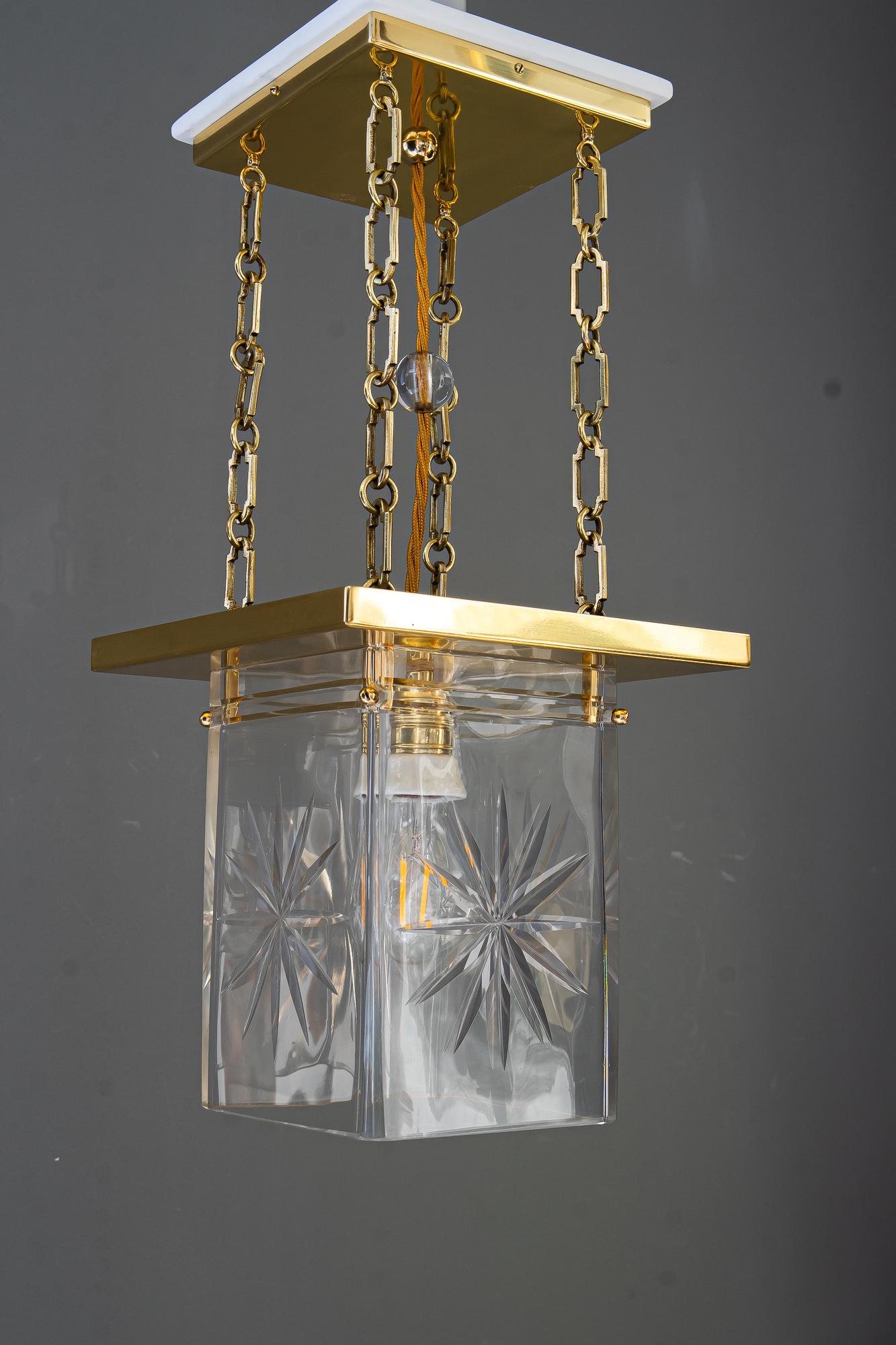 Farol art deco con pantalla original de cristal tallado antiguo viena alrededor de 1920 
Latón pulido y esmaltado al horno