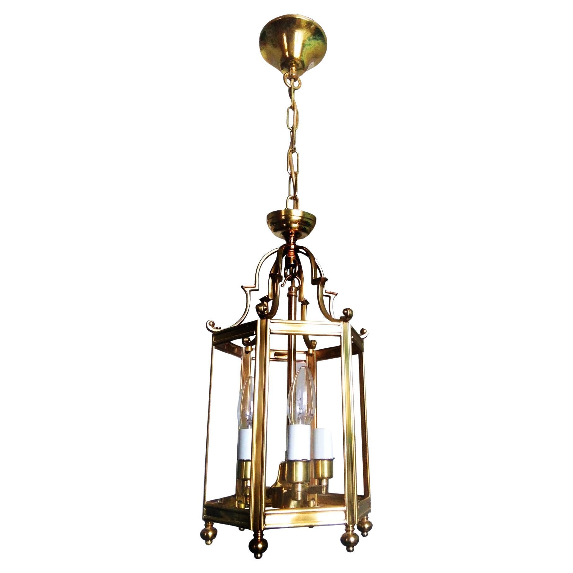 Questo originale del XX secolo è perfetto per illuminare un ingresso, una sala, un portico coperto o qualsiasi altro luogo della casa.

È in perfette condizioni, 

Sei facce di vetro

Misure: 66 cm x 23 cm x 23 cm (80 cm in totale).

 Elegante