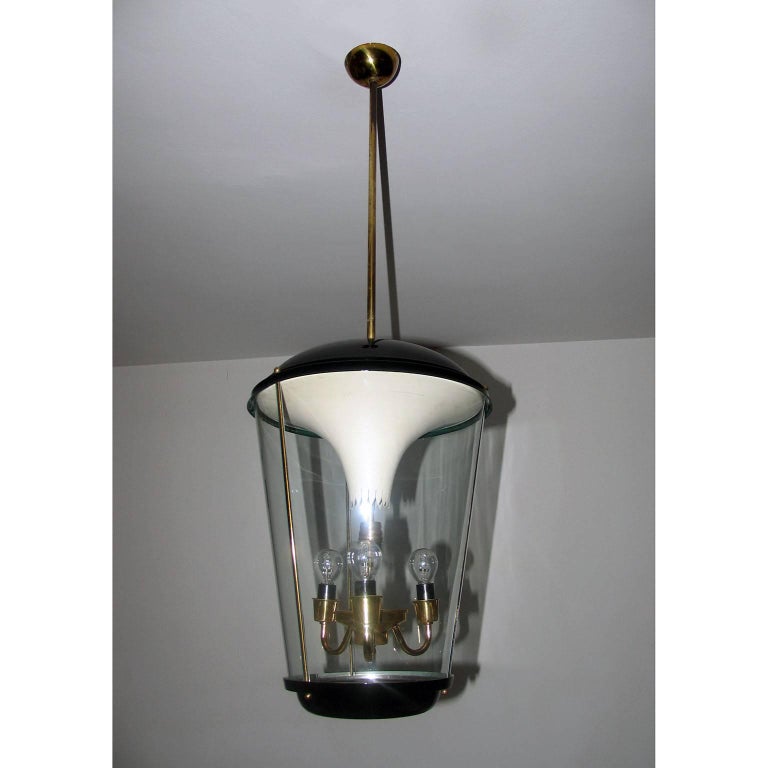 Elegant lantern designed by Pietro Chiesa for Fontana Arte, made in Italy in the 1940s. Black lacquered aluminium structure with brass finishes, conical bent transparent glass body panels, three E14 light sources.
Excellent condition, re-lacquered,