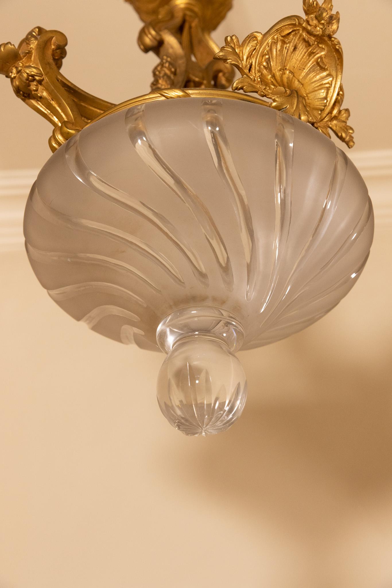 Beautiful crystal and bronze lantern that can mixed with any style in a house, very refined and when it is lit it illuminates the room