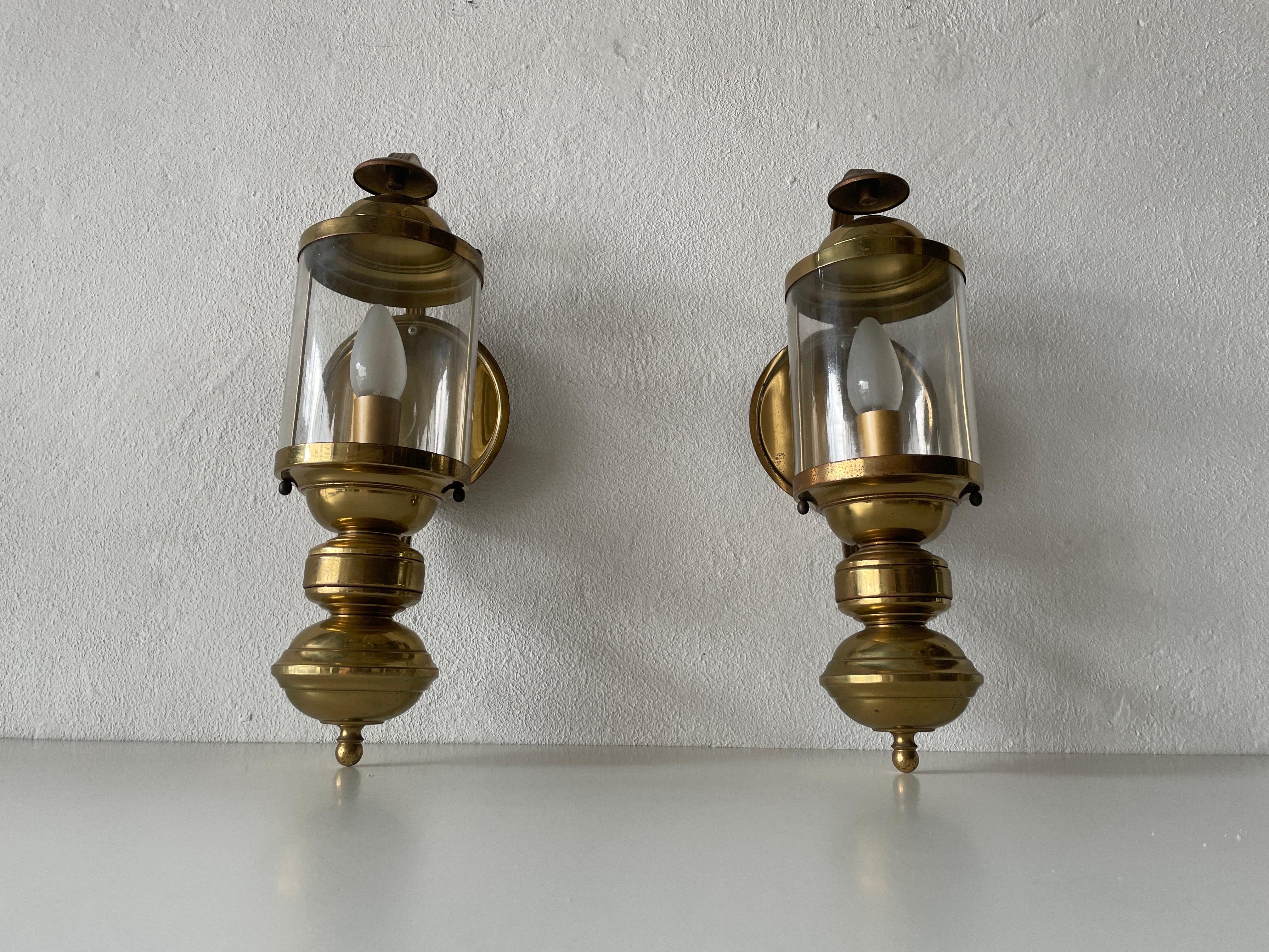 Paire d'appliques en laiton et verre, 1970, Allemagne

Des appliques très élégantes et minimalistes.

Les lampes sont en très bon état.

Ces lampes fonctionnent avec des ampoules standard E14. Chaque lampe fonctionne avec une ampoule. Max 100W
Câblé