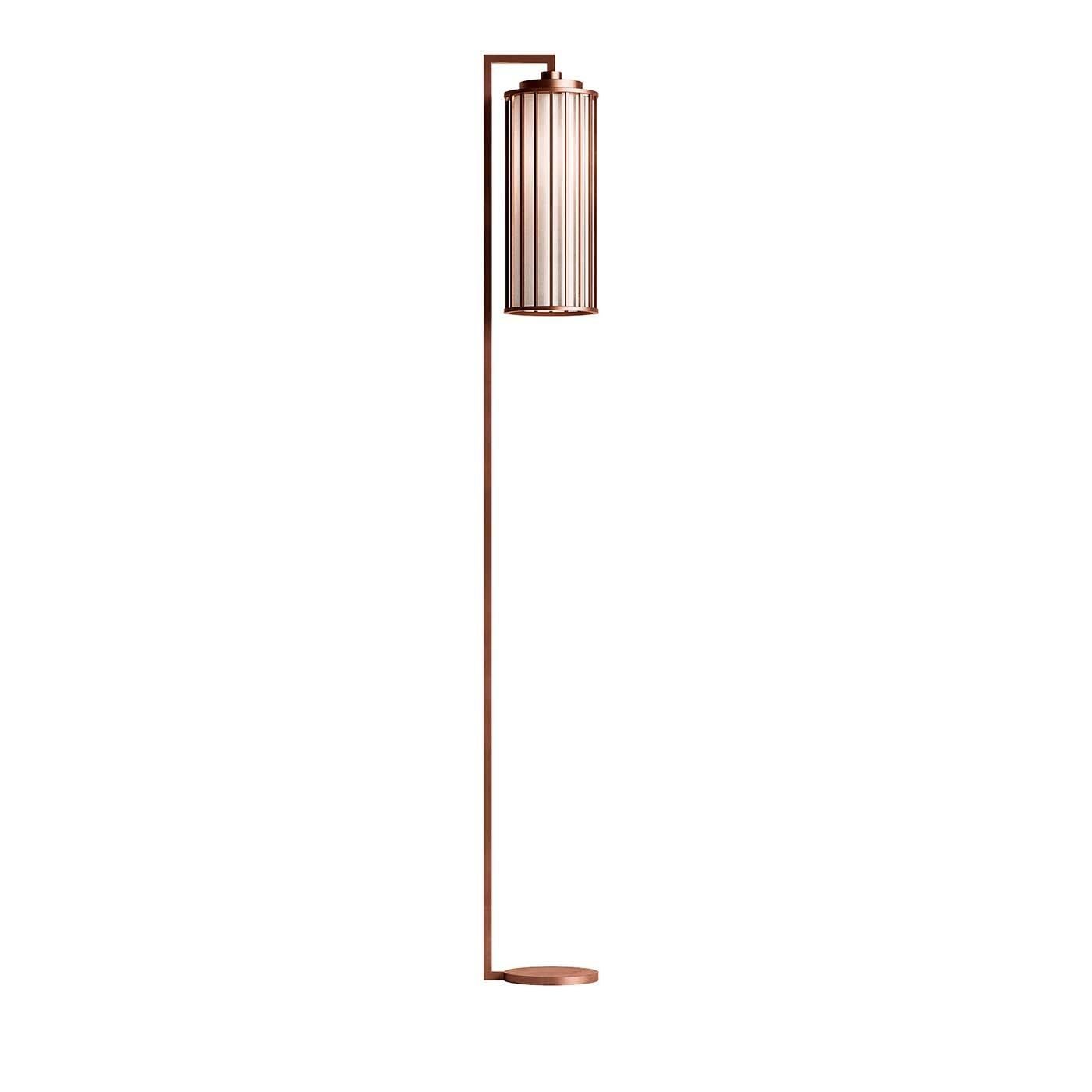 This glamorous floor lamp is a work of art that stands out for its sleek lines and well-proportioned volumes, enriching any interior with timeless elegance. Inspired by the shape of old-fashioned lamp posts, this piece features a metal structure