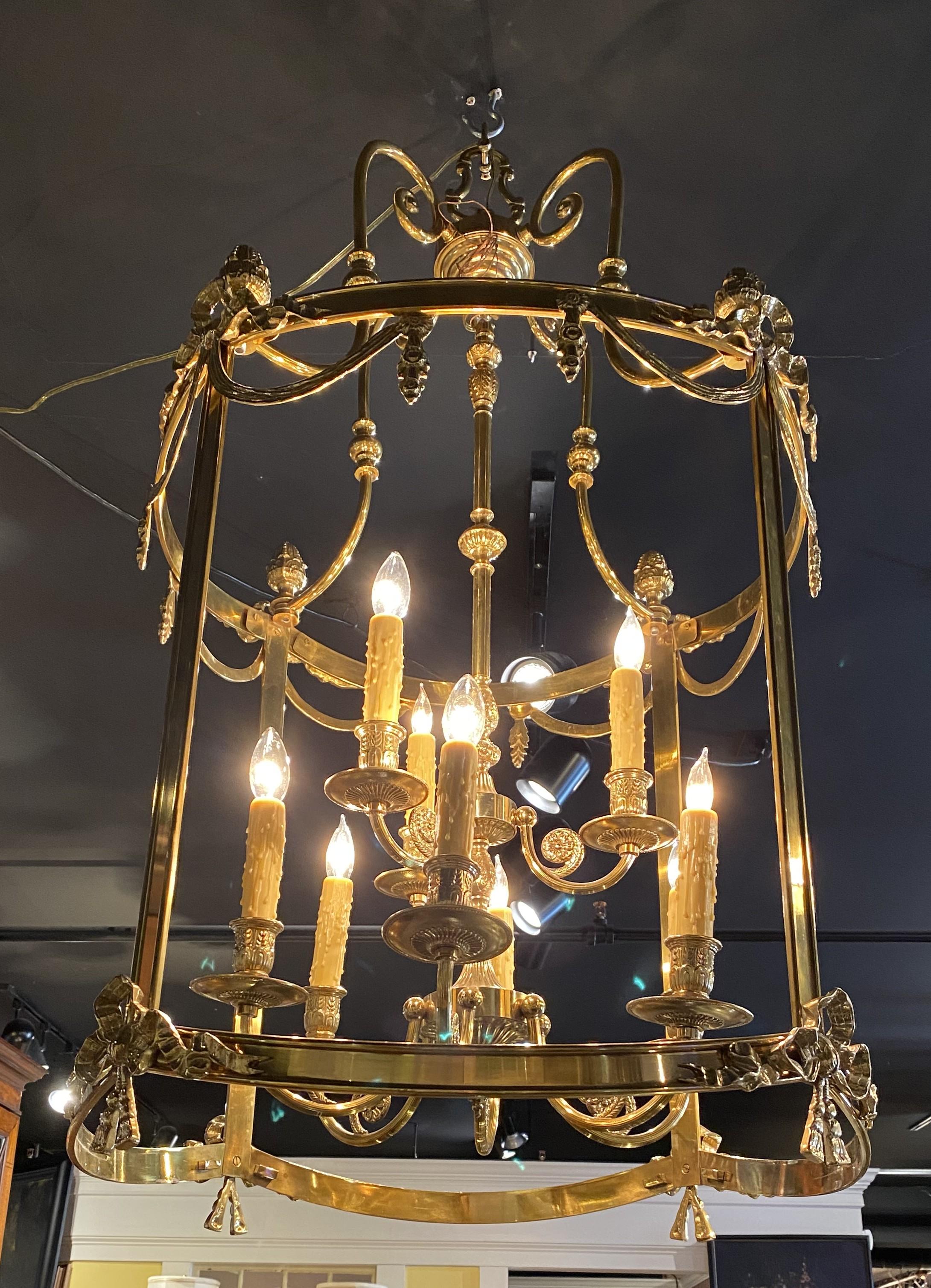 Americano Lampadario a nove luci a forma di lanterna in ottone con decorazioni a volute e a nastro in vendita
