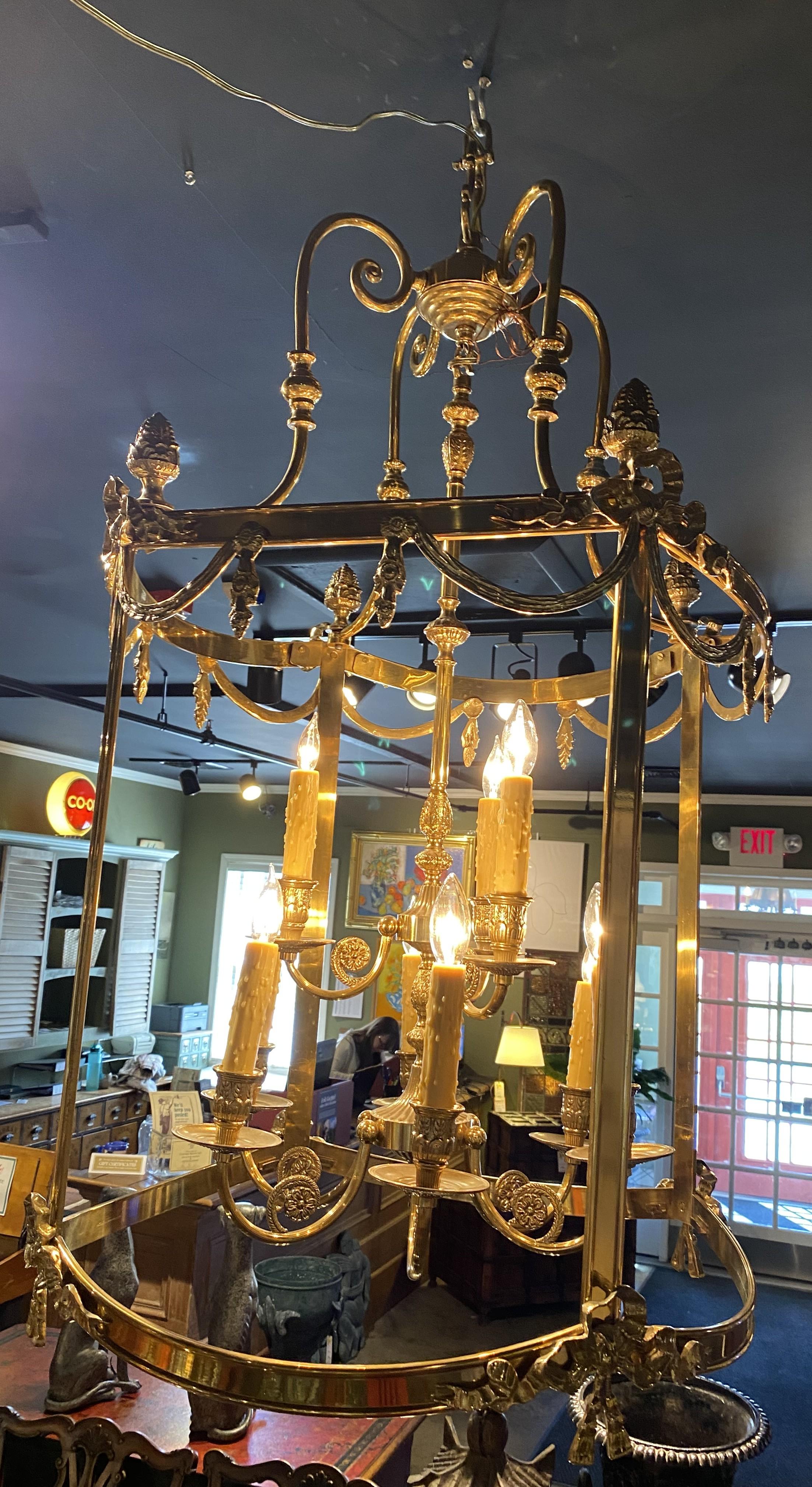 Calco Lampadario a nove luci a forma di lanterna in ottone con decorazioni a volute e a nastro in vendita