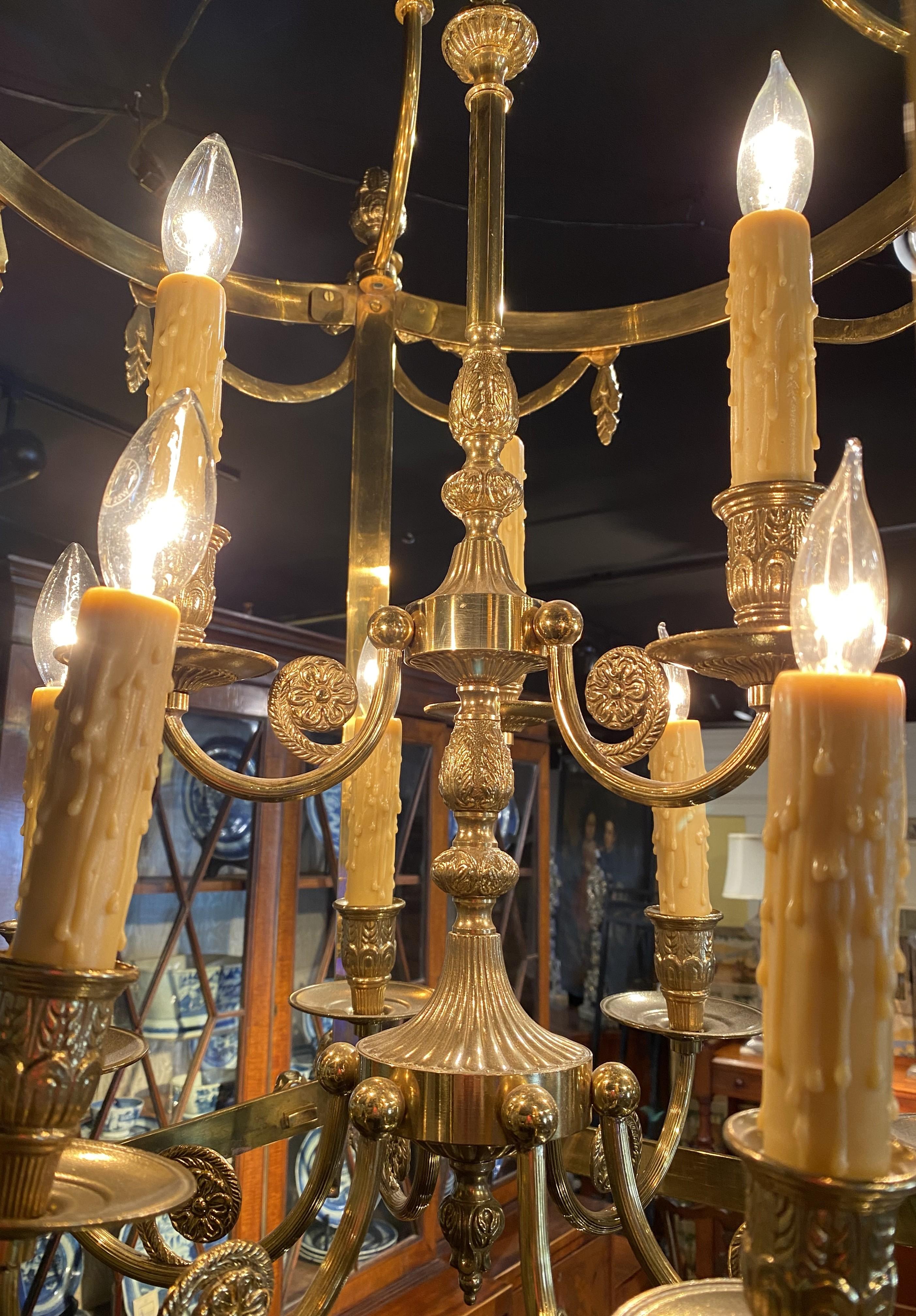 Lampadario a nove luci a forma di lanterna in ottone con decorazioni a volute e a nastro In condizioni buone in vendita a Milford, NH