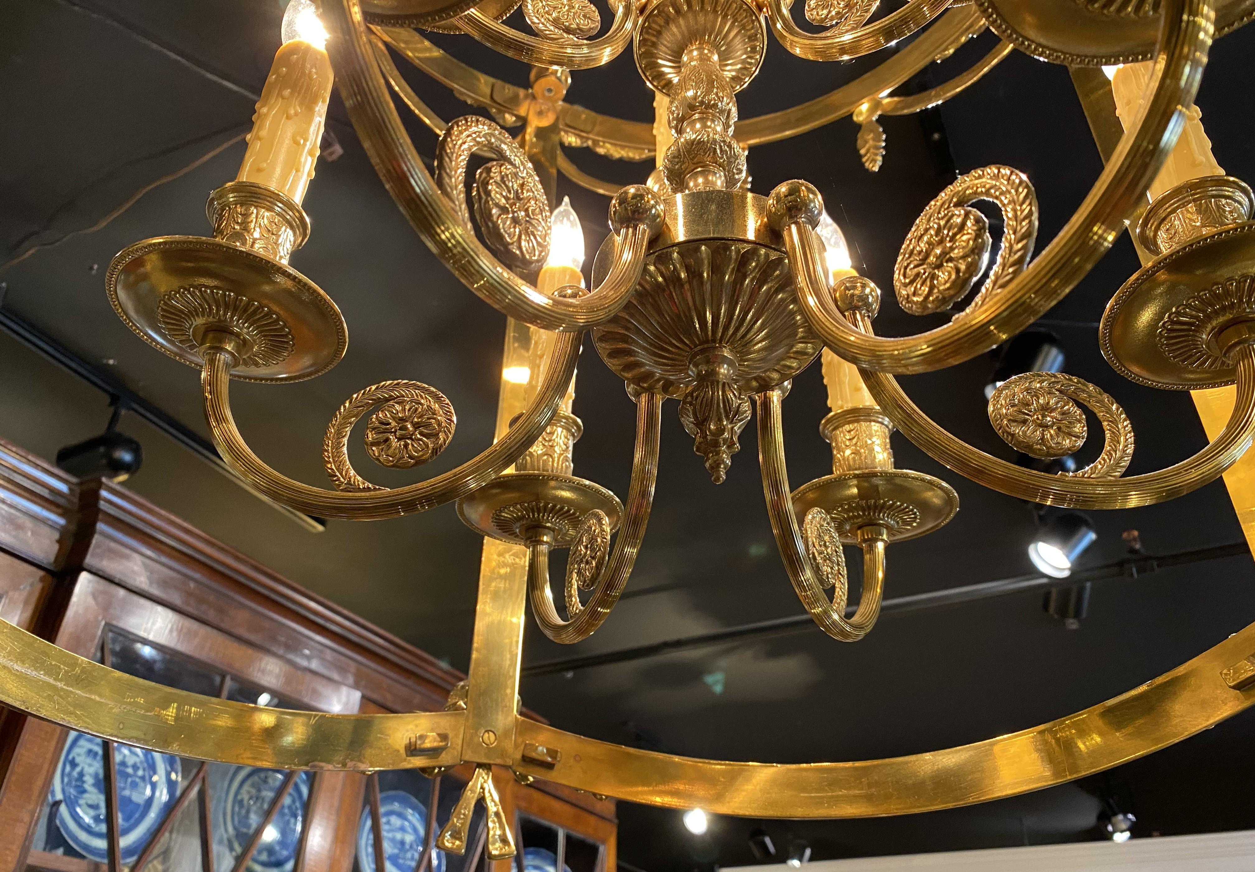 XX secolo Lampadario a nove luci a forma di lanterna in ottone con decorazioni a volute e a nastro in vendita