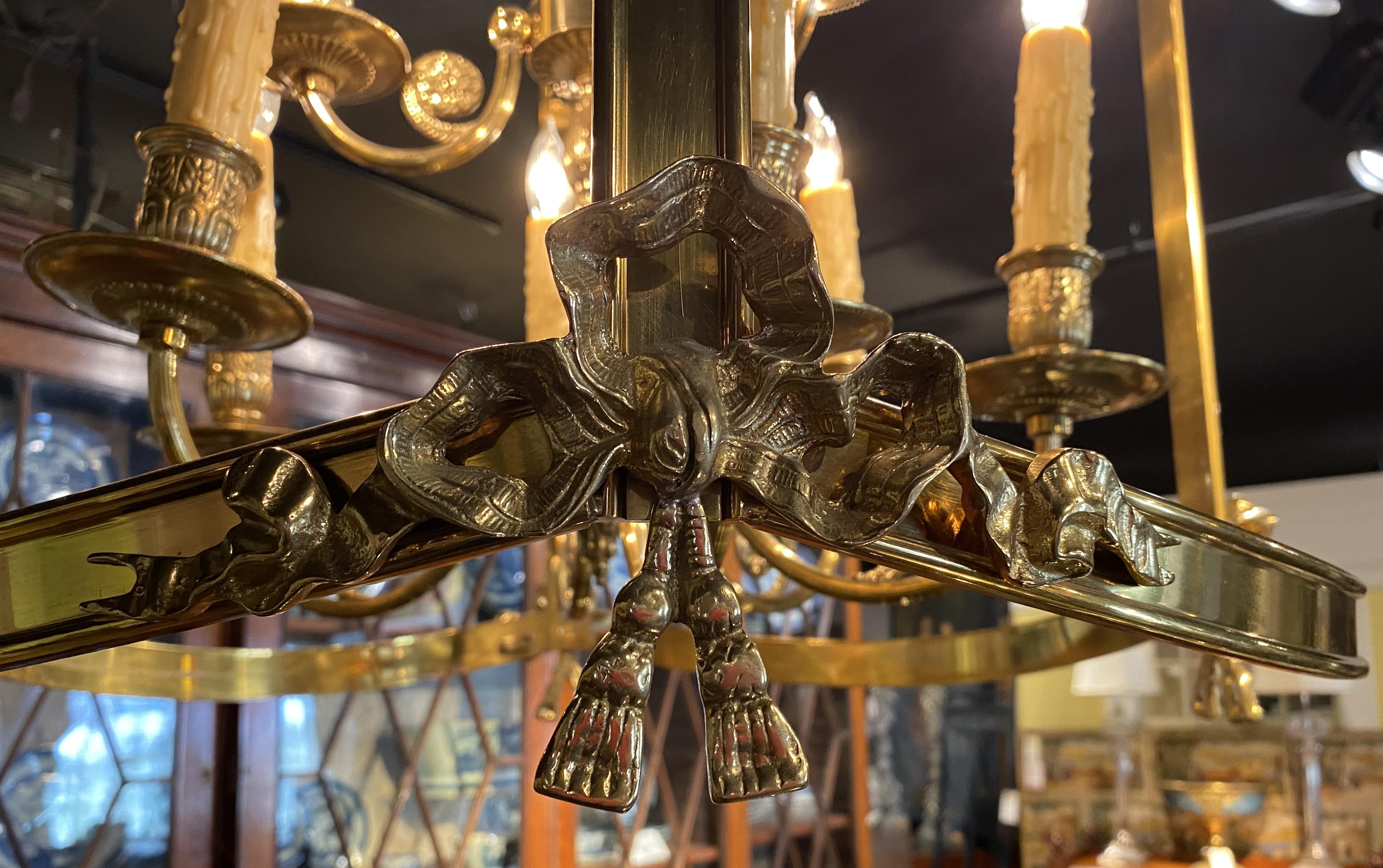 Ottone Lampadario a nove luci a forma di lanterna in ottone con decorazioni a volute e a nastro in vendita