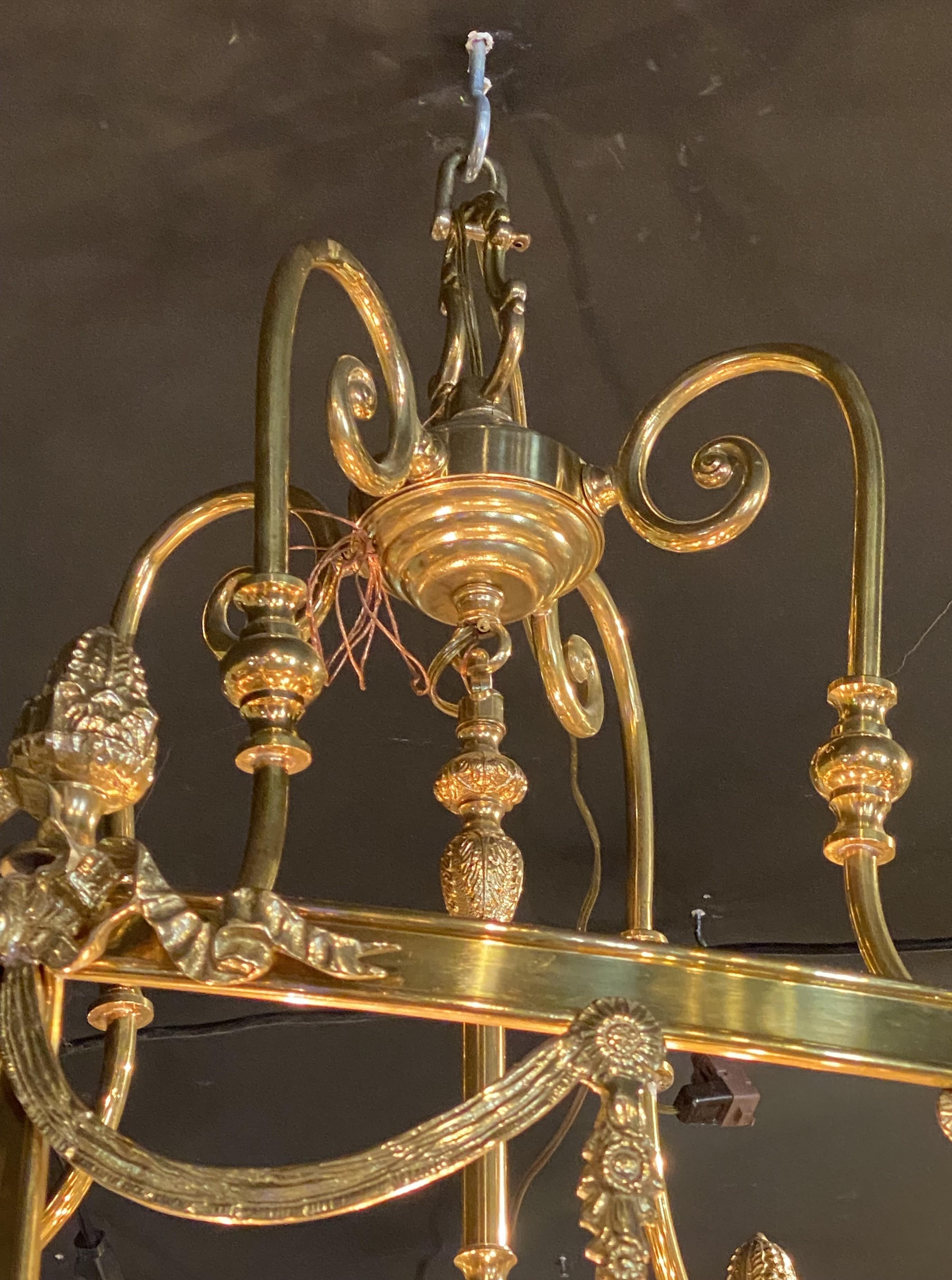 Lampadario a nove luci a forma di lanterna in ottone con decorazioni a volute e a nastro in vendita 1