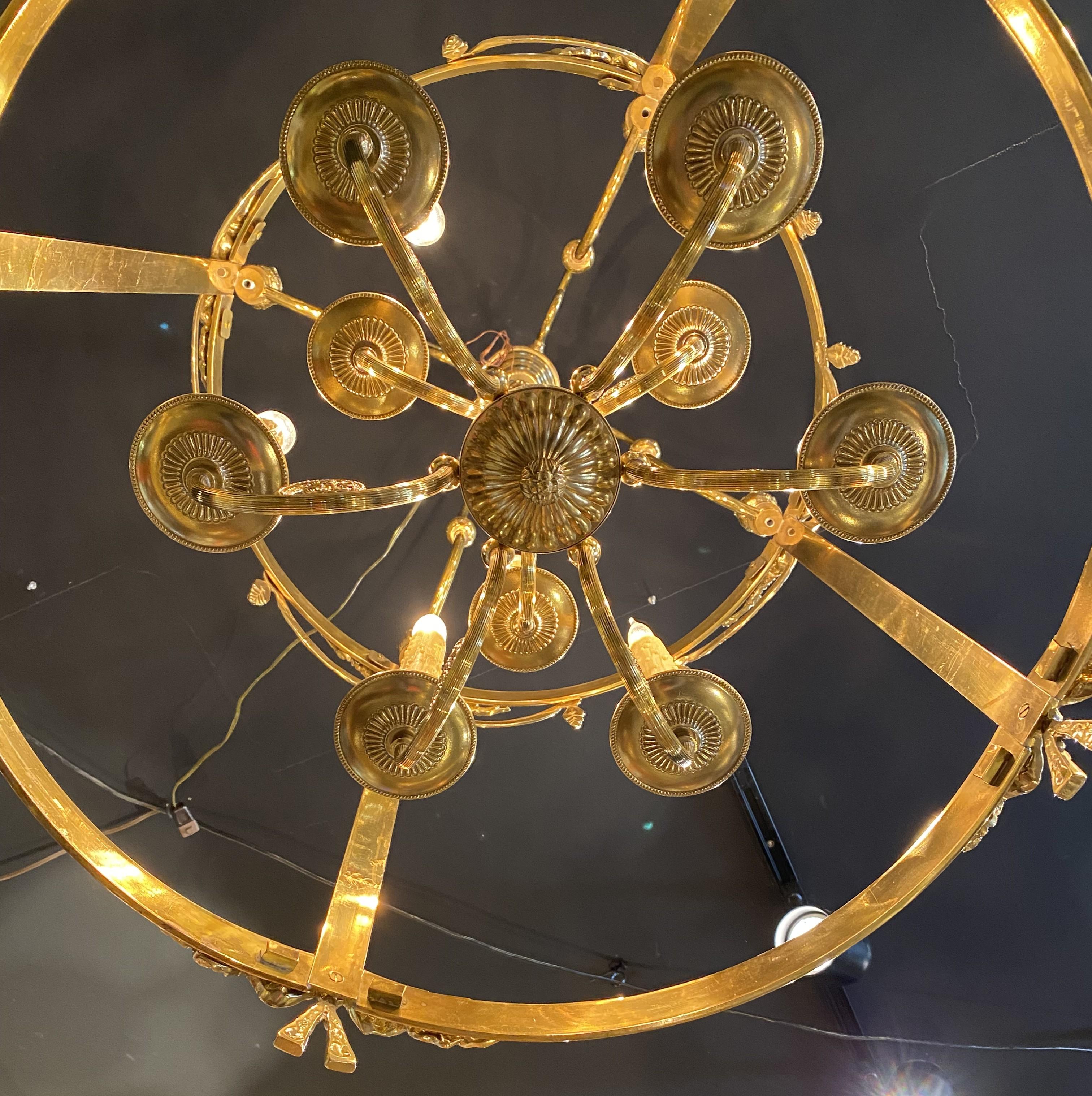 Lampadario a nove luci a forma di lanterna in ottone con decorazioni a volute e a nastro in vendita 2