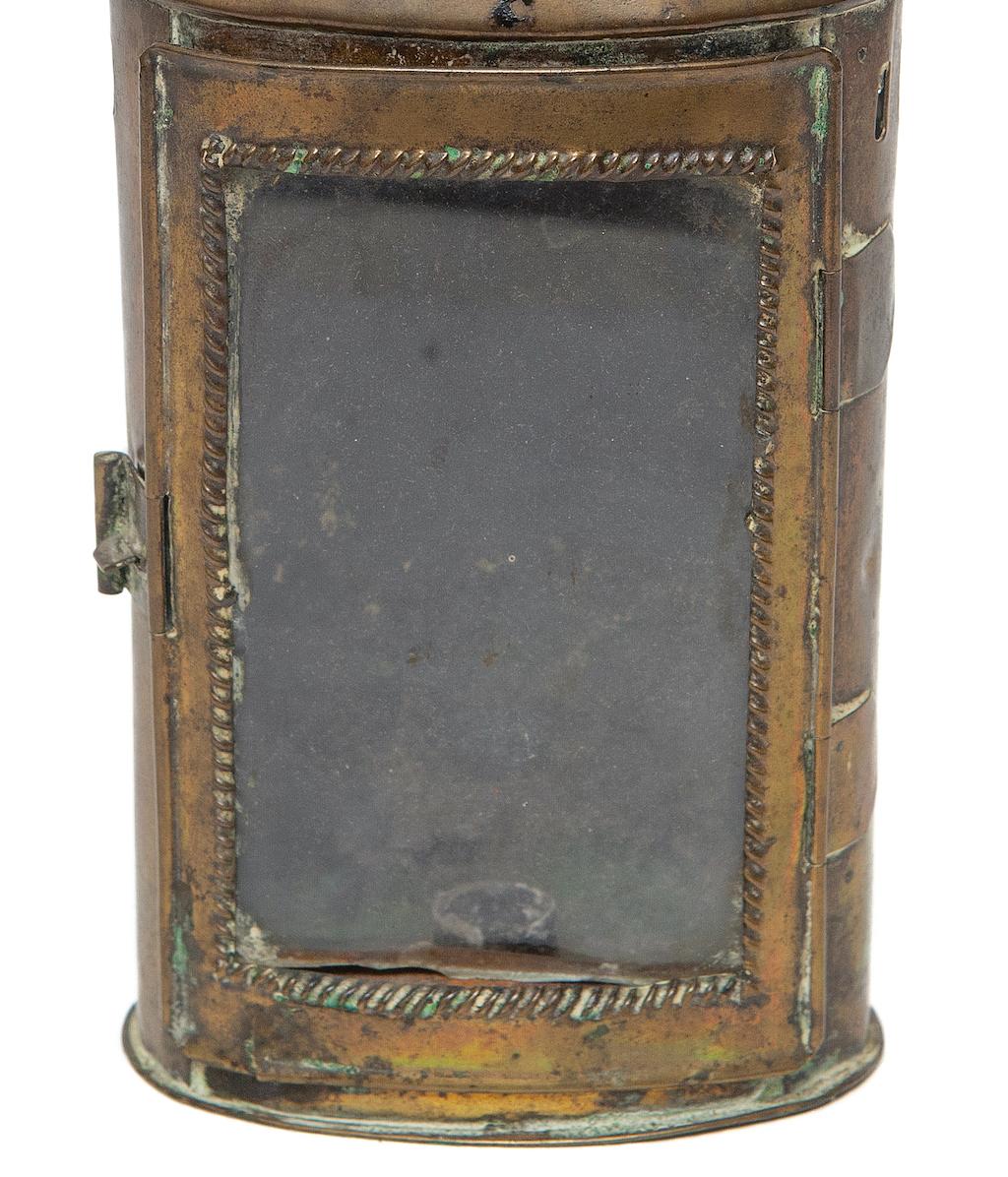 Anglais Lanterne portable transportant une bougie en laiton émaillé géorgien repoussé en vente