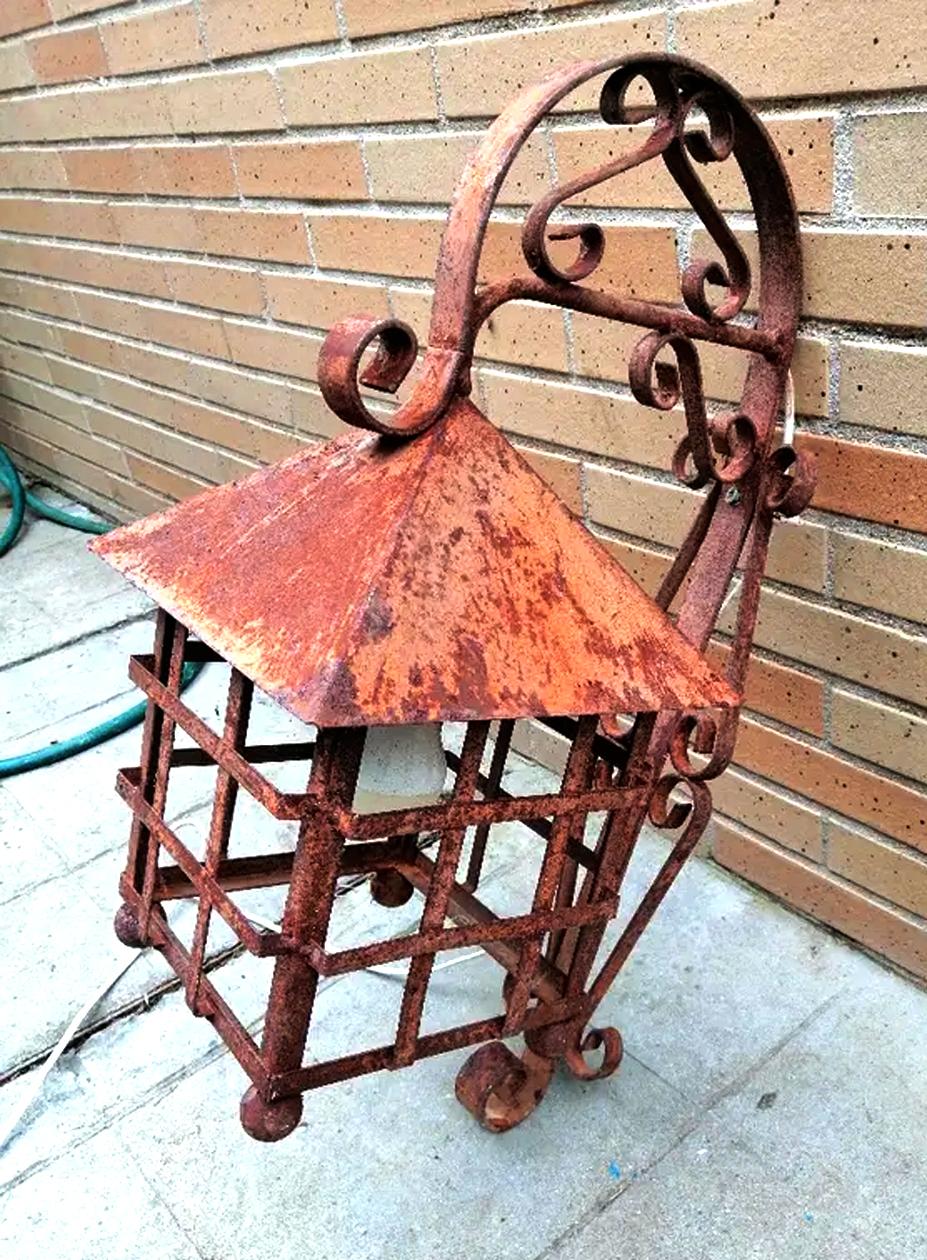  Handmade wrought iron lantern with grilles whit patina of natural origin.(The skate has not been manipulated) This is how they are on the streets

This hand forged wrought iron lantern comes from the city of Toledo, Spain, first half of the 20th