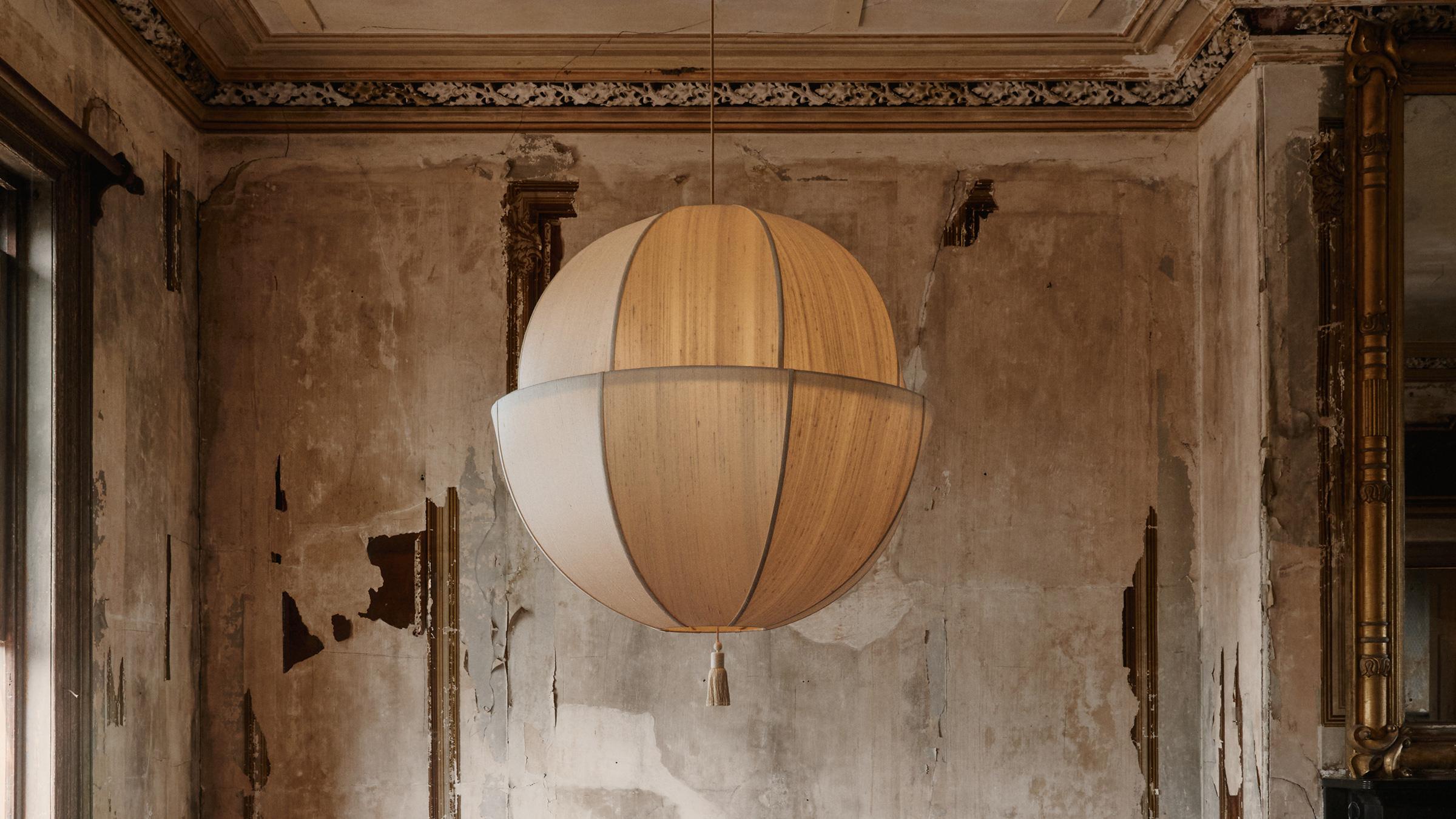 Der LANTERN PENDANT LARGE zelebriert Größe und Raffinesse und zieht durch seine skulpturale Präsenz und seine luxuriösen Materialien die Aufmerksamkeit auf sich. Jeder in den USA handgefertigte Schirm verfügt über zwei subtil eingesetzte,