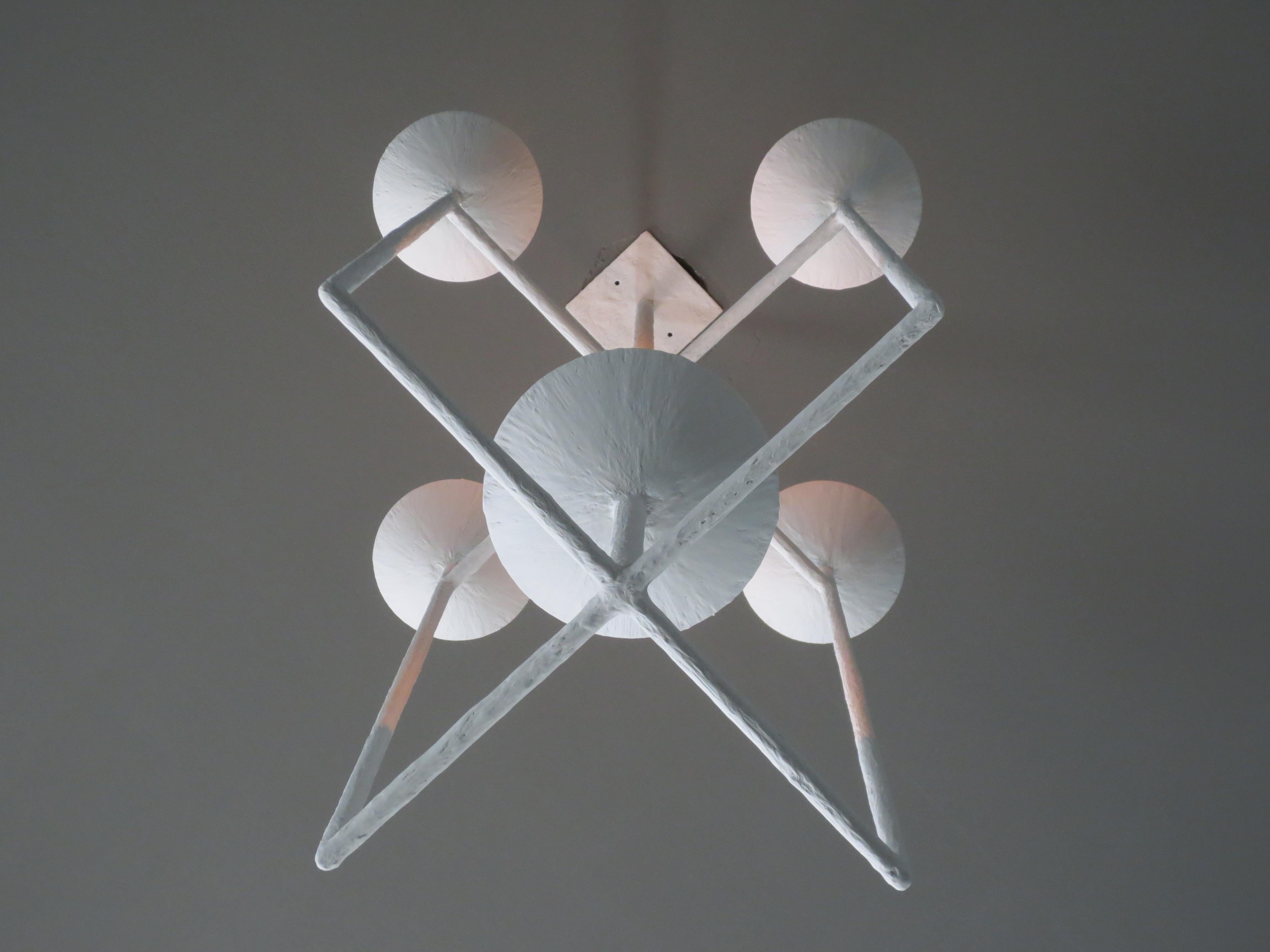 Lanterne en plâtre par Tracey Garet d'Apsara Interior Design.
Le lustre lanterne Elegant comprend 5 lumières, 4 au dessus et 1 au centre en dessous.  Celle-ci peut être construite avec une tige directement au plafond ou suspendue à un boulet.  La