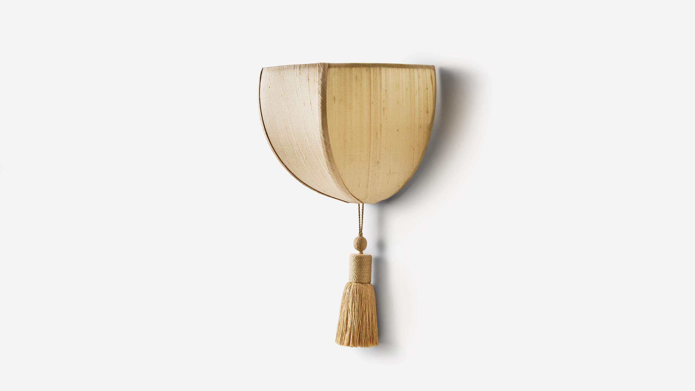 Die LANTERN SCONCE ist eine Neuinterpretation der klassischen Stehlampe durch die Linse von warmem MATERIAL und handwerklichen Details. Sie wird in den USA handgefertigt und besteht aus reich strukturierter 100% Dupion-Rohseide, die das Licht mit