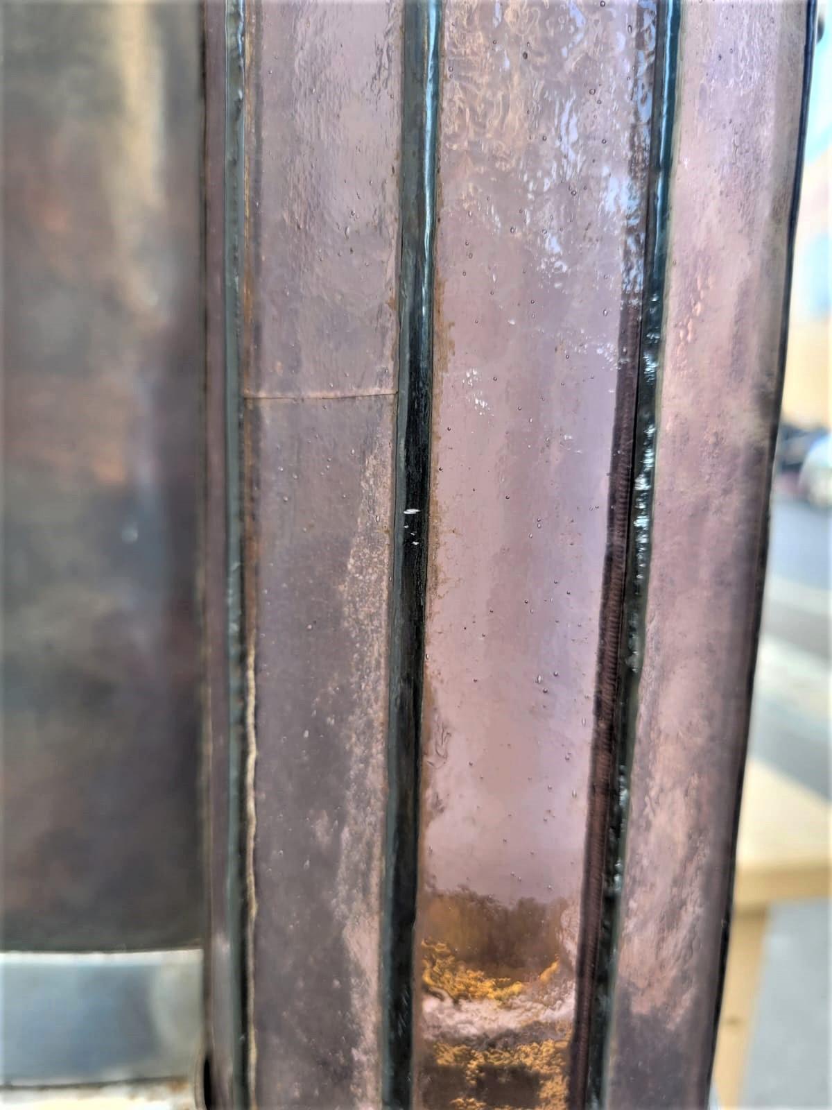 Curious lantern in 2-color copper and aluminum, in the shape of a lampshade with 4 purple glass tubes hiding the lights, and its iron bracket

The faces of the lantern are decorated with stars (1 is missing) and triangles

Good general condition,