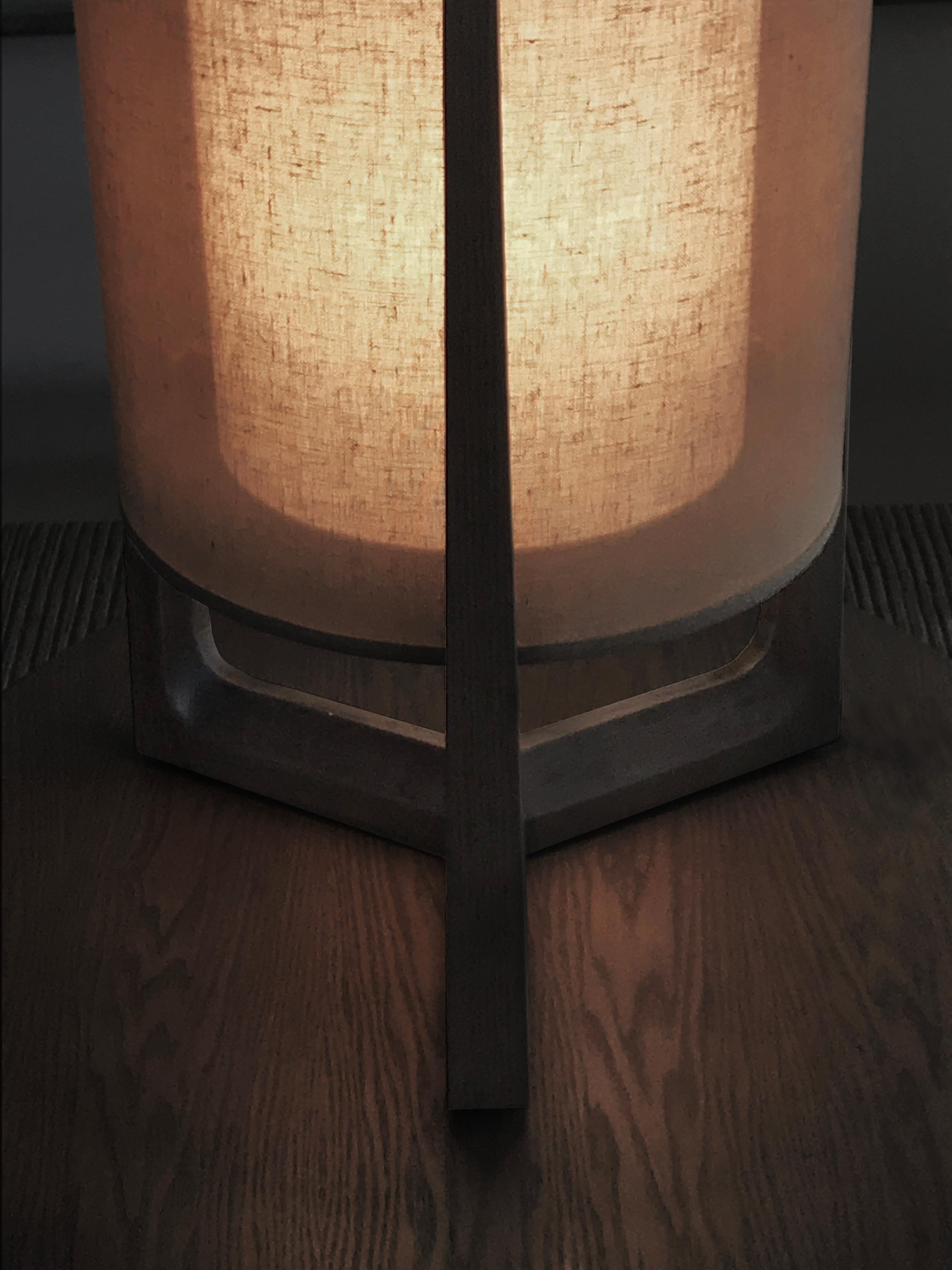 Tissu Lanterne de chevet en bois Lampe de table ronde Interlock André Fu Living Modern Oak New en vente
