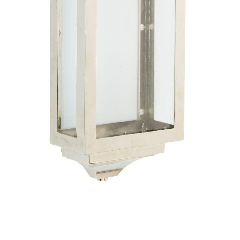 Añada un toque de elegancia a su espacio con nuestro farol de pared rectangular doble con marco de latón y paneles de cristal. Esta excepcional lámpara presenta un diseño único y sofisticado que añade un toque de encanto moderno a cualquier