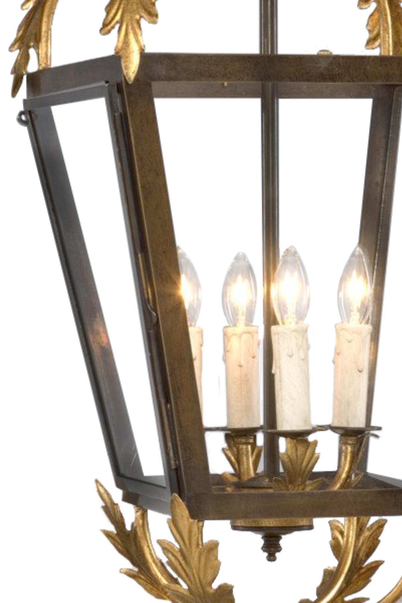 Ajoutez une touche de raffinement à votre maison grâce à notre lanterne à incandescence. Cette magnifique lanterne présente une splendide combinaison de gouttes de fer dorées sur la partie supérieure et sur la base, une structure robuste en bronze