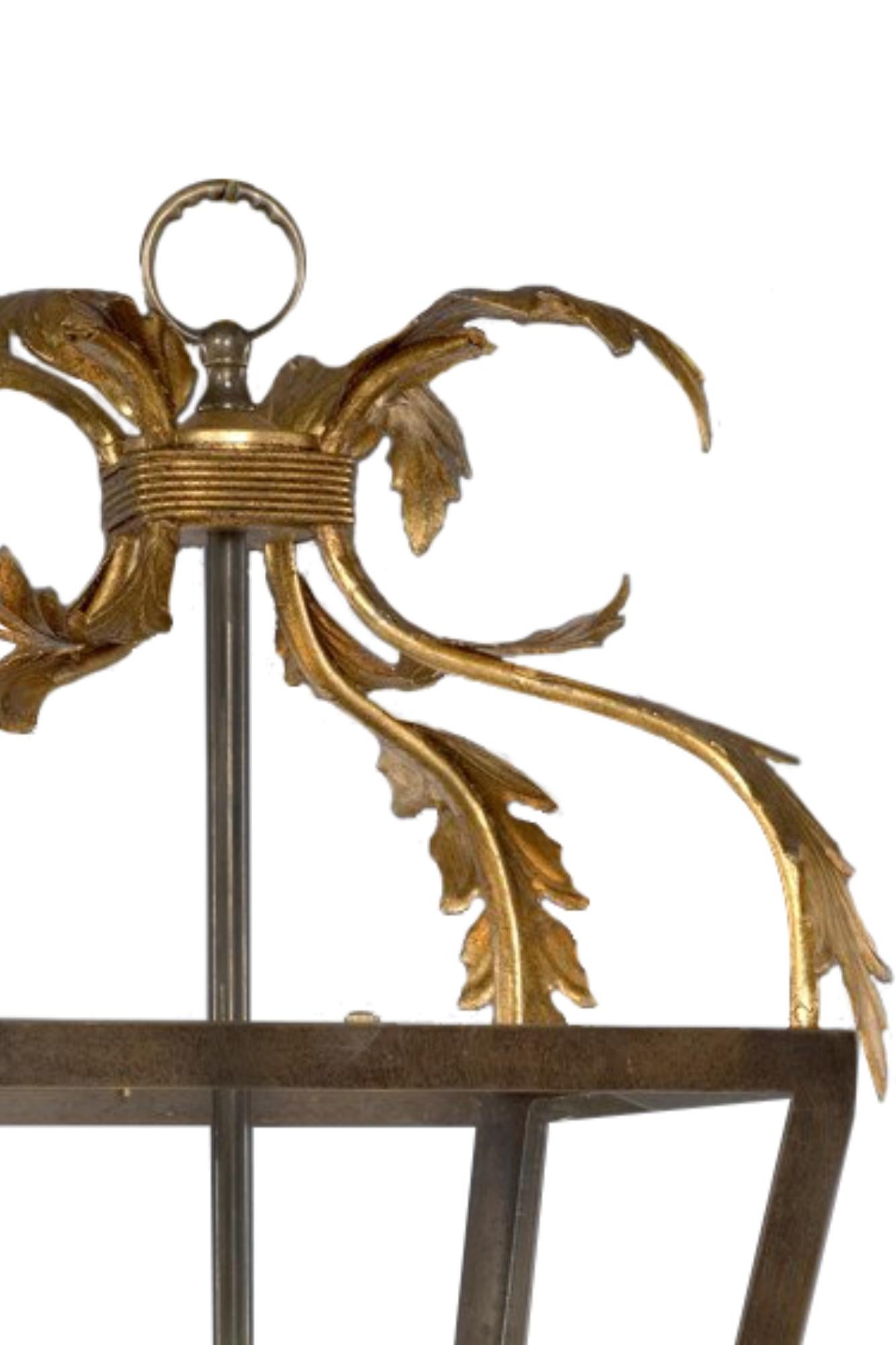Italian Lanterna a sospensione in ottone con foglie di ferro dorate For Sale