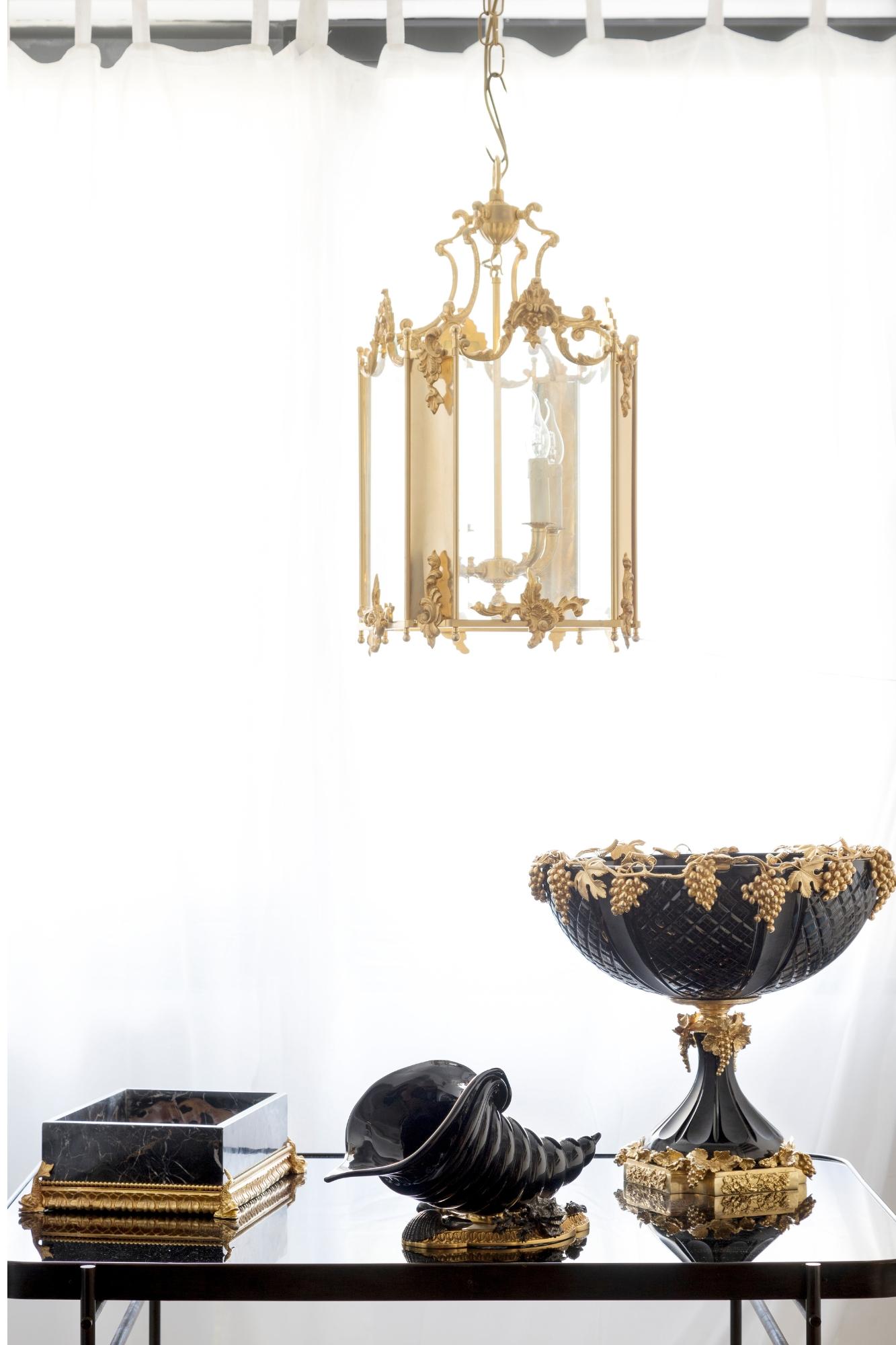 Eleva l'ambiente con la nostra squisita lanterna a sospensione decorata, caratterizzata da un'elegante struttura in bronzo e da pannelli in vetro trasparente. Questa lanterna a sospensione combina perfettamente un design classico con una meticolosa