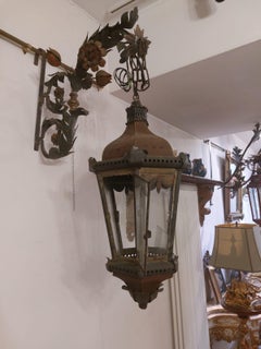 Lanterna con braccio in ferro e lamiera dipinta
