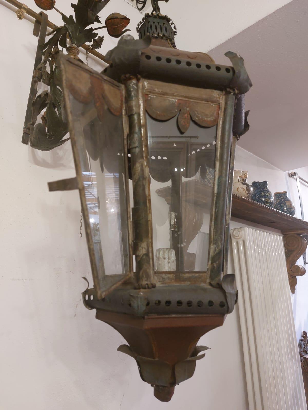 Italian Lanterne avec bras en fer et tôle peinte en vente