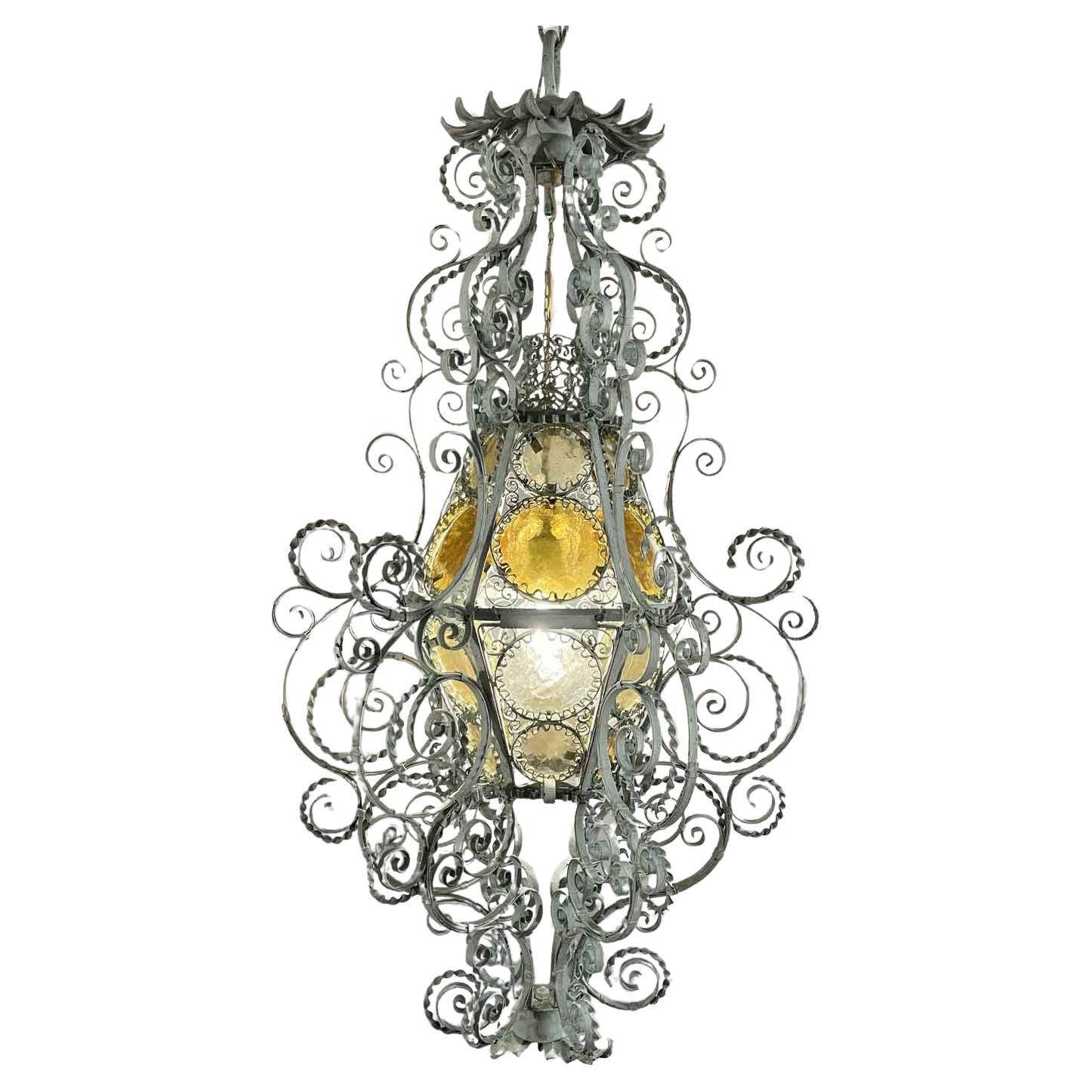 Este farol de hierro forjado de principios del siglo XX, de origen italiano, es un encantador colgante de interior hecho a mano. Su acabado lacado en verde claro le confiere un aspecto original, mientras que la estructura hexagonal se enriquece con