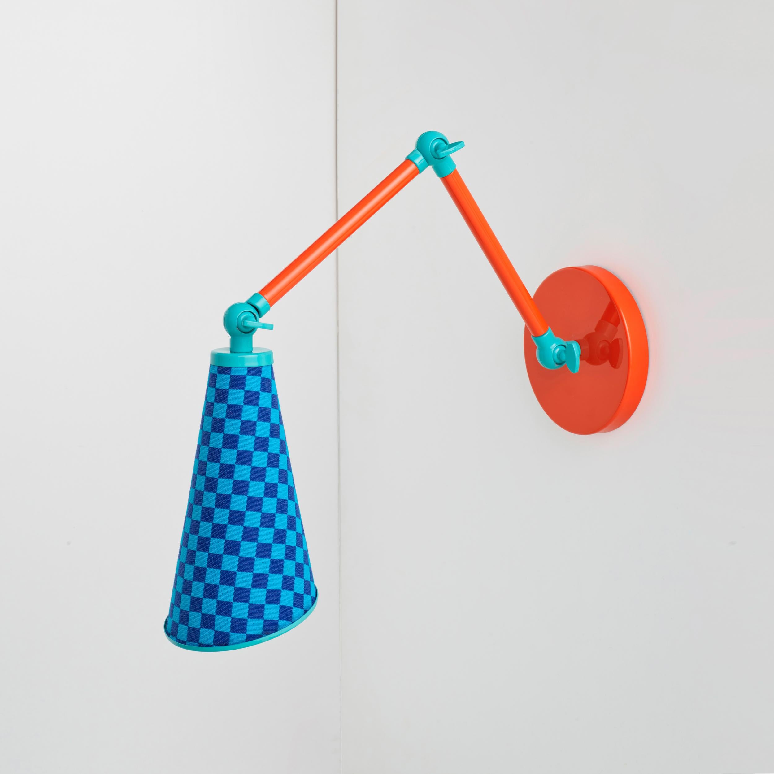 Luminaria Lanterna de Merve Kahraman

Maharam Alexander Girard Tela a cuadros, naranja, amarillo mostaza, gris-beige y metal pintado de azul claro.

15 cm Ancho x 15 cm Fondo x 16 cm Alto

Lanterna Sconce es una lámpara robot de la nueva era con