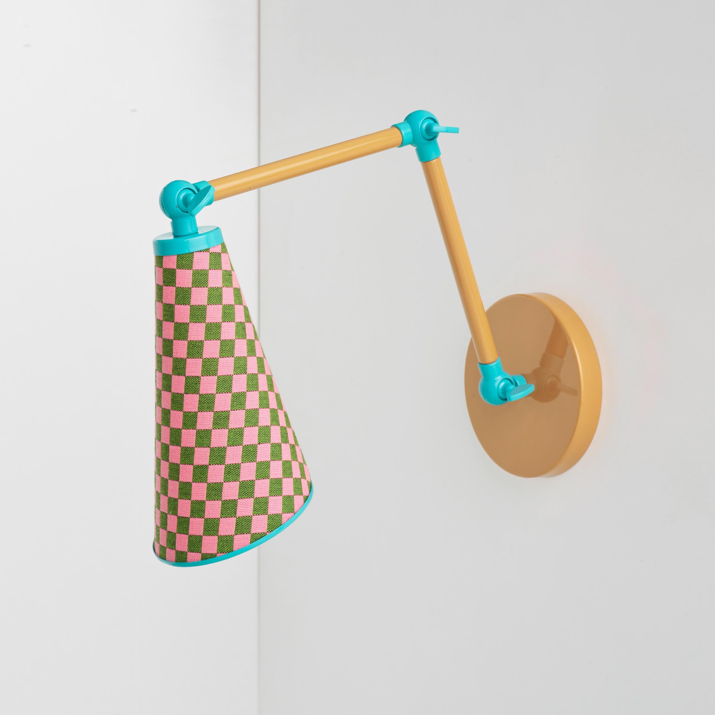 Lanterna Sconce di Merve KAHRAMAN

Tessuto a quadri di Maharam Alexander Girard, metallo verniciato arancione, giallo senape, grigio-beige e azzurro.

6