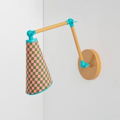 Lanterna Sconce in rosa di Merve KAHRAMAN, tessuto a scacchi e metallo verniciato