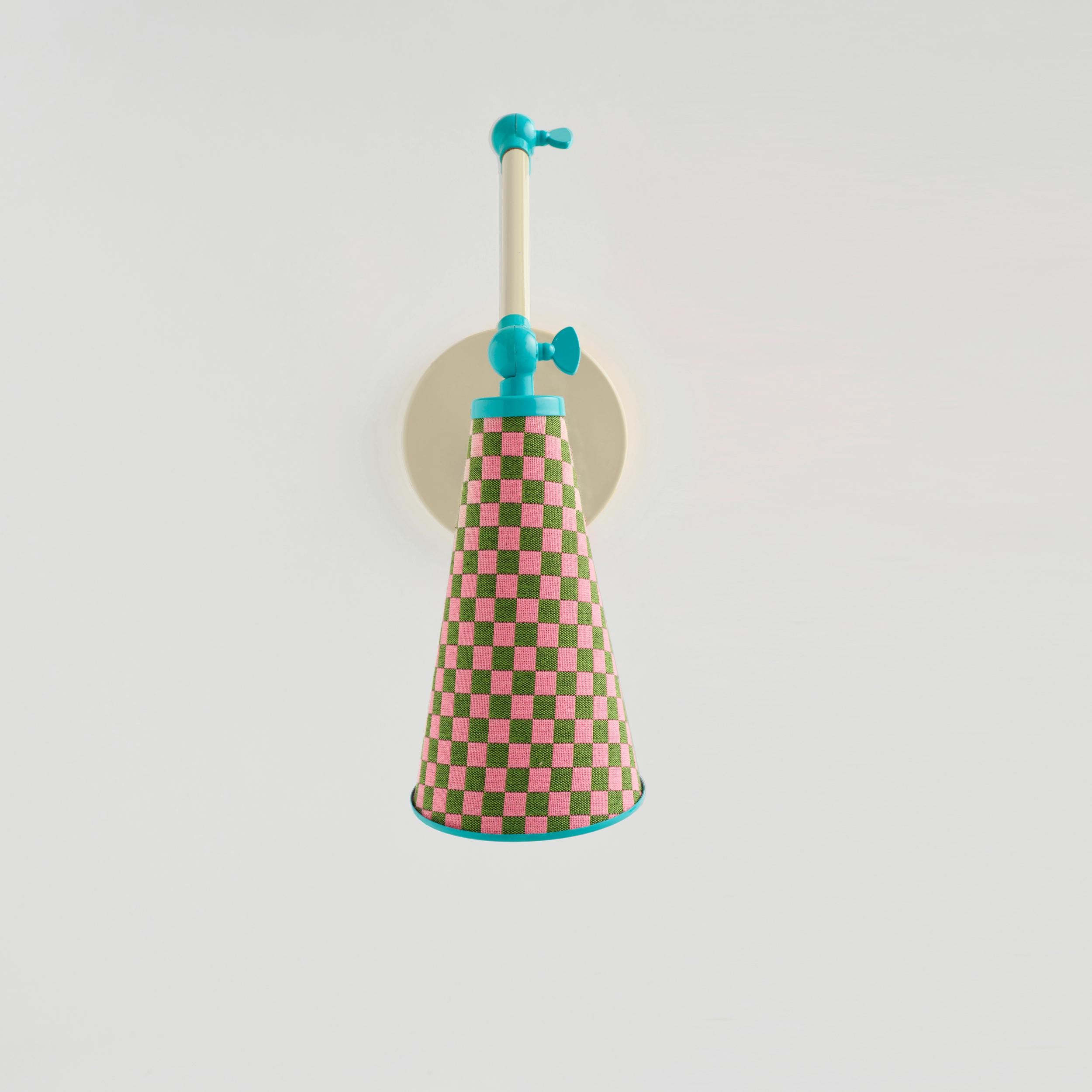 Lanterna Sconce in rosa di Merve KAHRAMAN, tessuto a scacchi e metallo verniciato In condizioni Nuovo in vendita a New York, NY