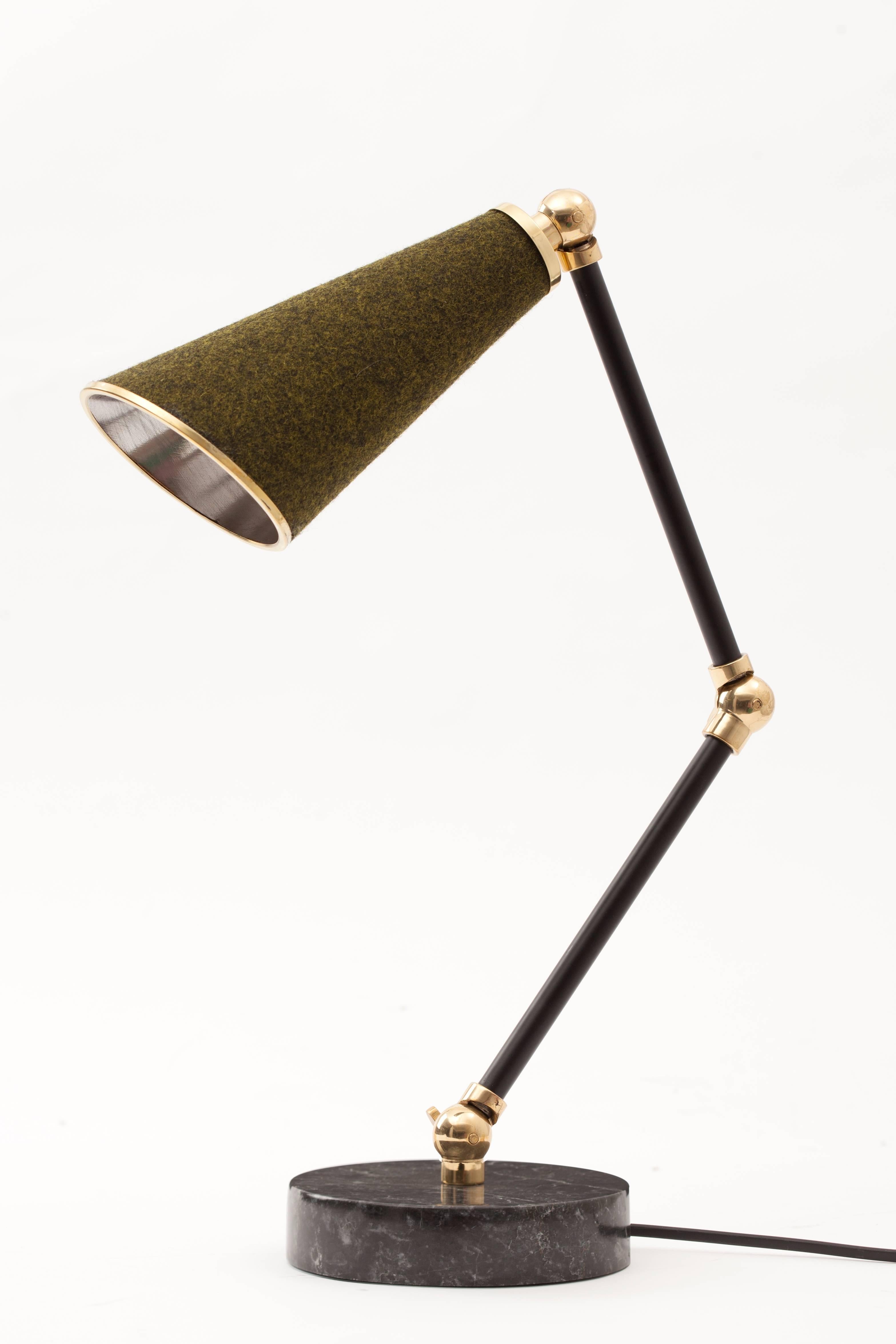 Modern Lanterna Table Lamp in Black Marble, Felt and Leather Clad Brass Adjustable Arms For Sale