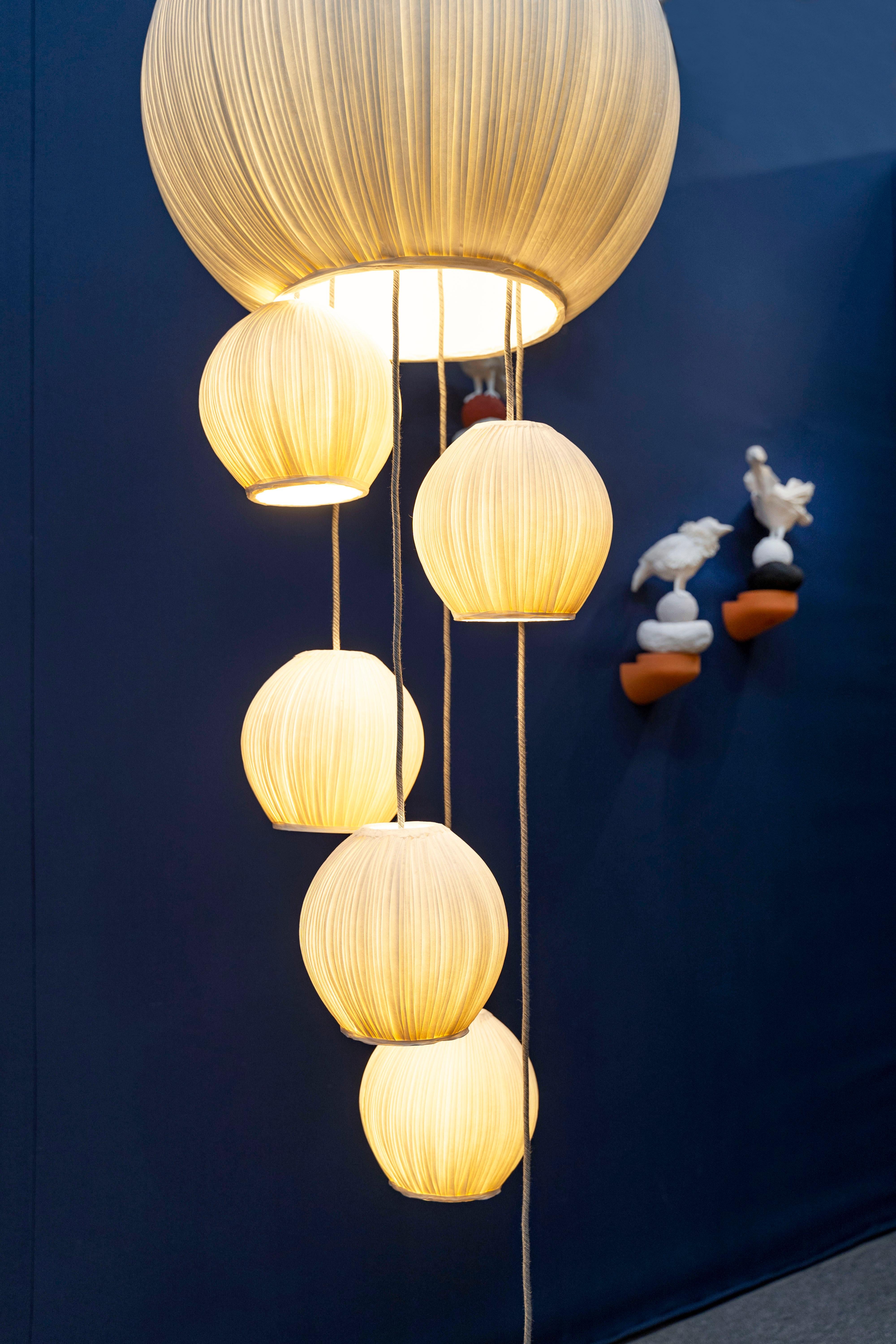 Lámpara de suspensión de papel Lanterne de Papier à êtres
Único en su especie
Dimensiones: P 80 x A 200 cm.
Materiales: Papel.

Imaginamos y diseñamos cada obra en nuestro taller de la Gironda francesa.
Cada uno es único y está hecho a mano; no