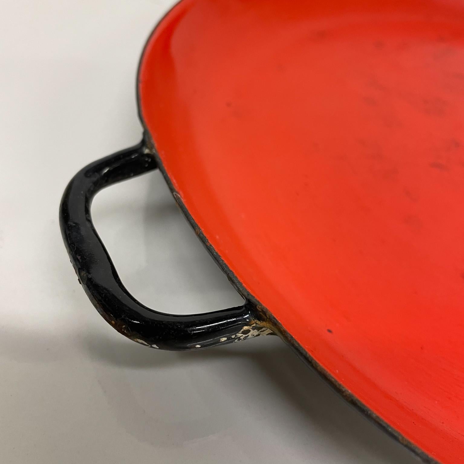 Lantoni Italian Sizzling Server Plate in Red Enamel on Cast Iron Italy 1960s In Good Condition In Chula Vista, CA